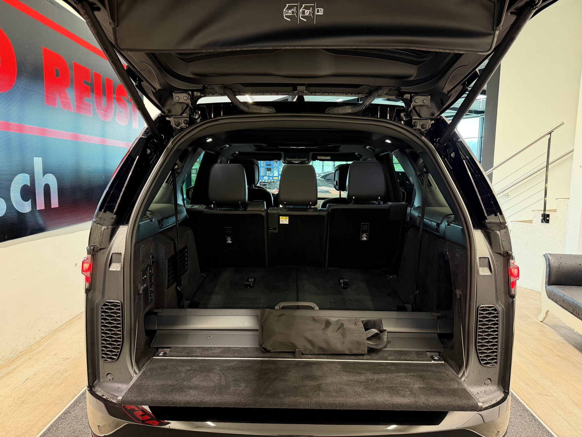 LAND ROVER Discovery 3.0D I6 300 R-Dynamic HSE AWD Automatic-image-9