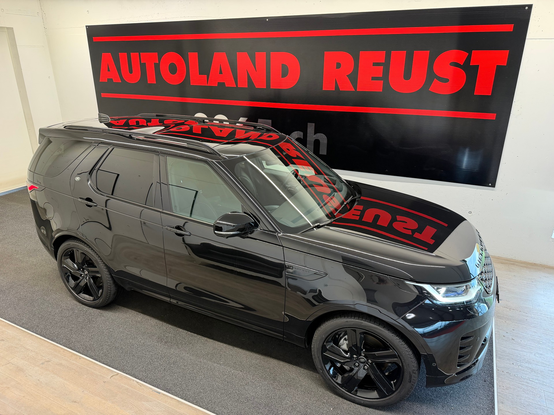 LAND ROVER Discovery 3.0D I6 300 R-Dynamic HSE AWD Automatic-image-4