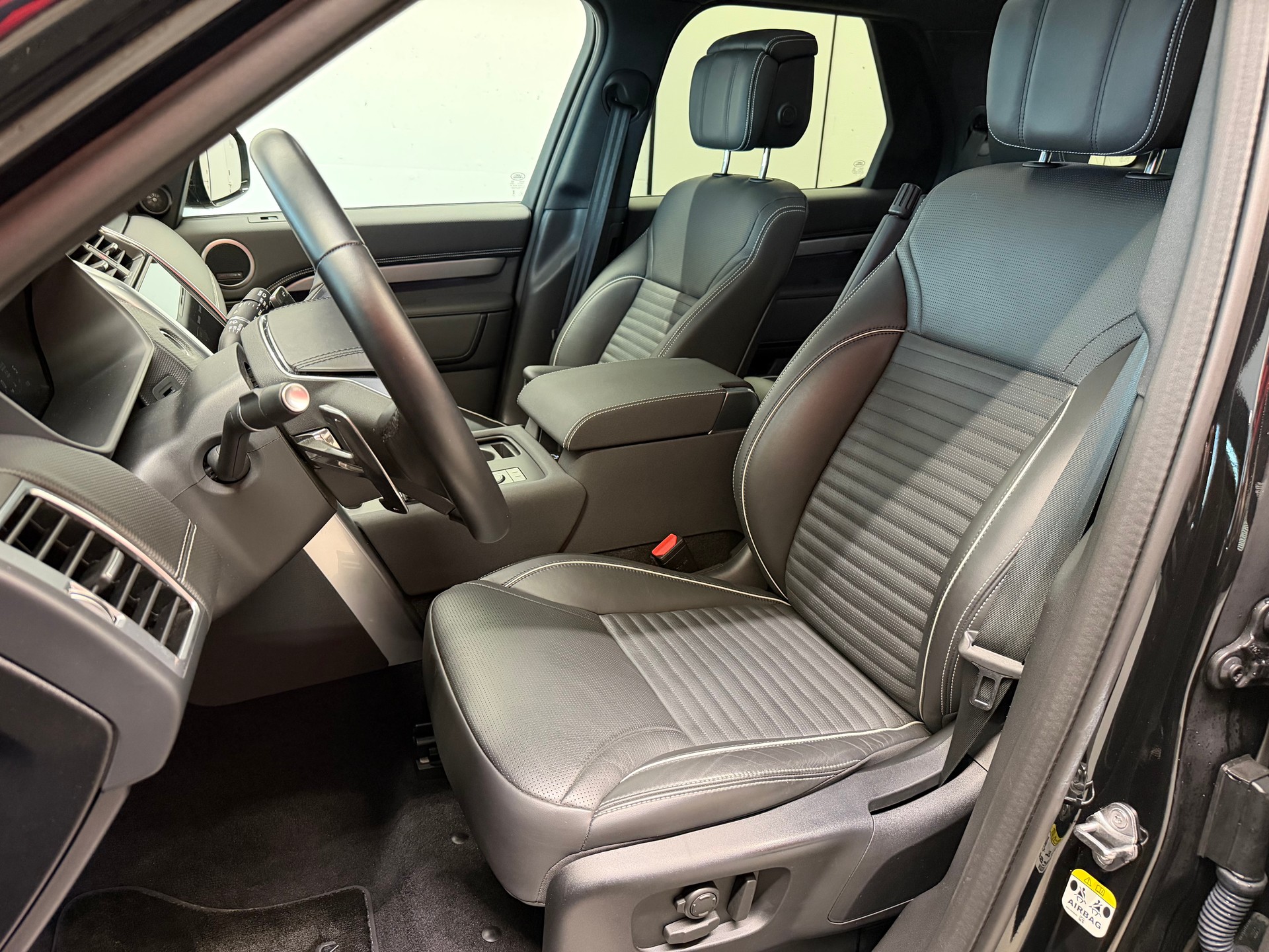 LAND ROVER Discovery 3.0D I6 300 R-Dynamic HSE AWD Automatic-image-15