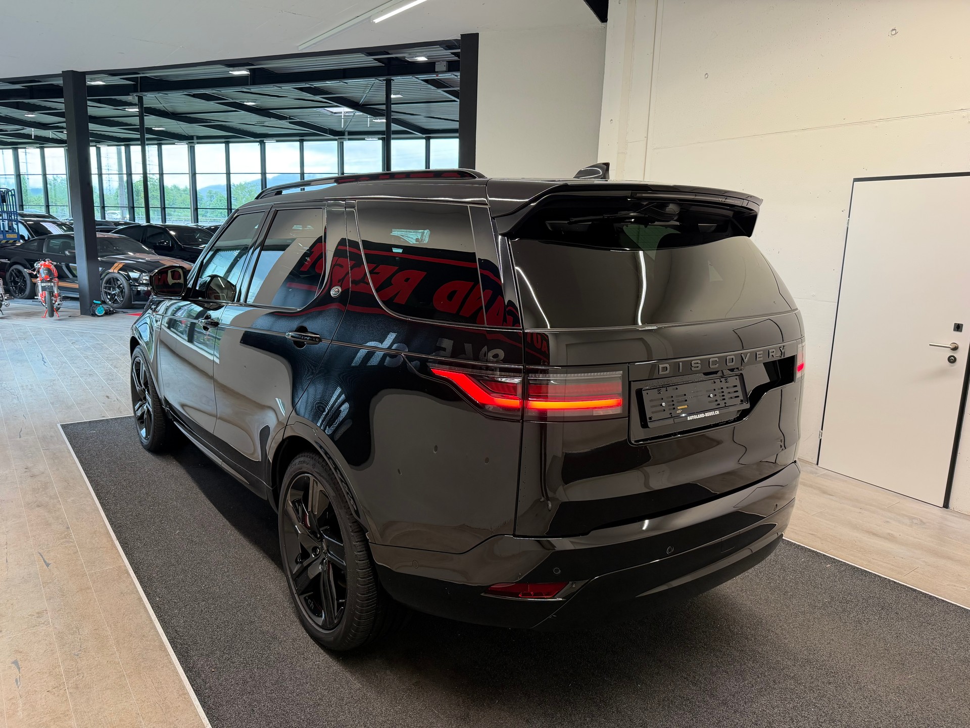 LAND ROVER Discovery 3.0D I6 300 R-Dynamic HSE AWD Automatic-image-5