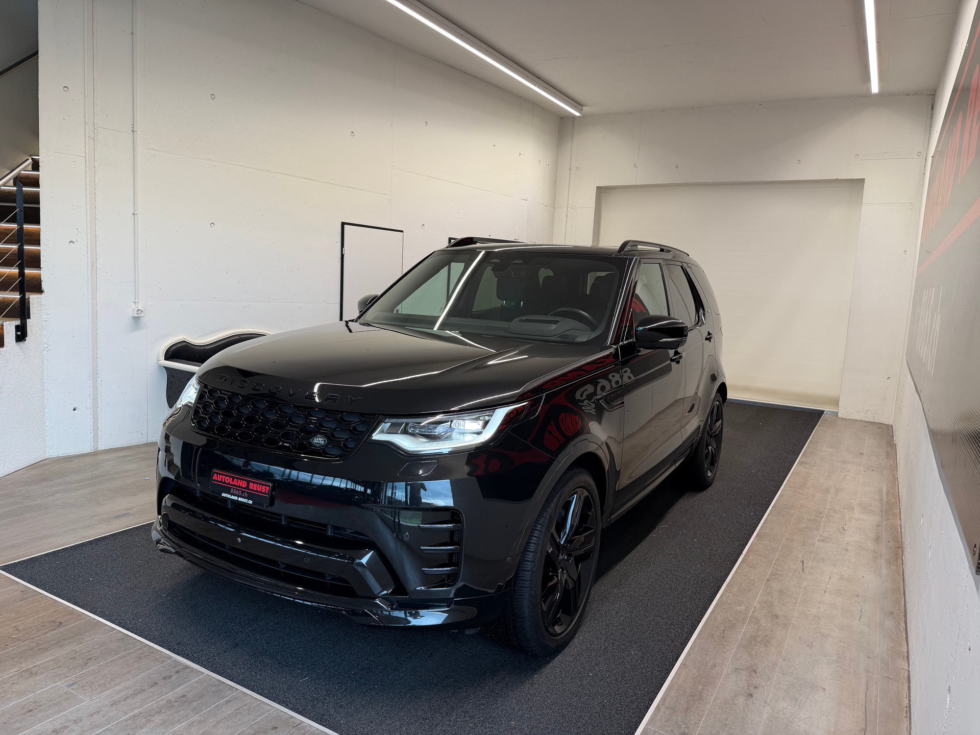 LAND ROVER Discovery 3.0D I6 300 R-Dynamic HSE AWD Automatic-image-2