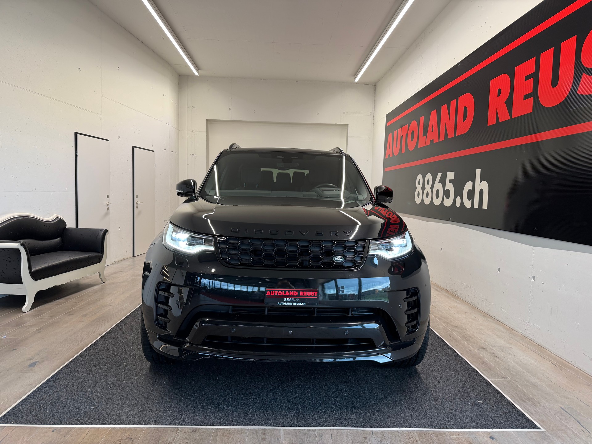 LAND ROVER Discovery 3.0D I6 300 R-Dynamic HSE AWD Automatic-image-1