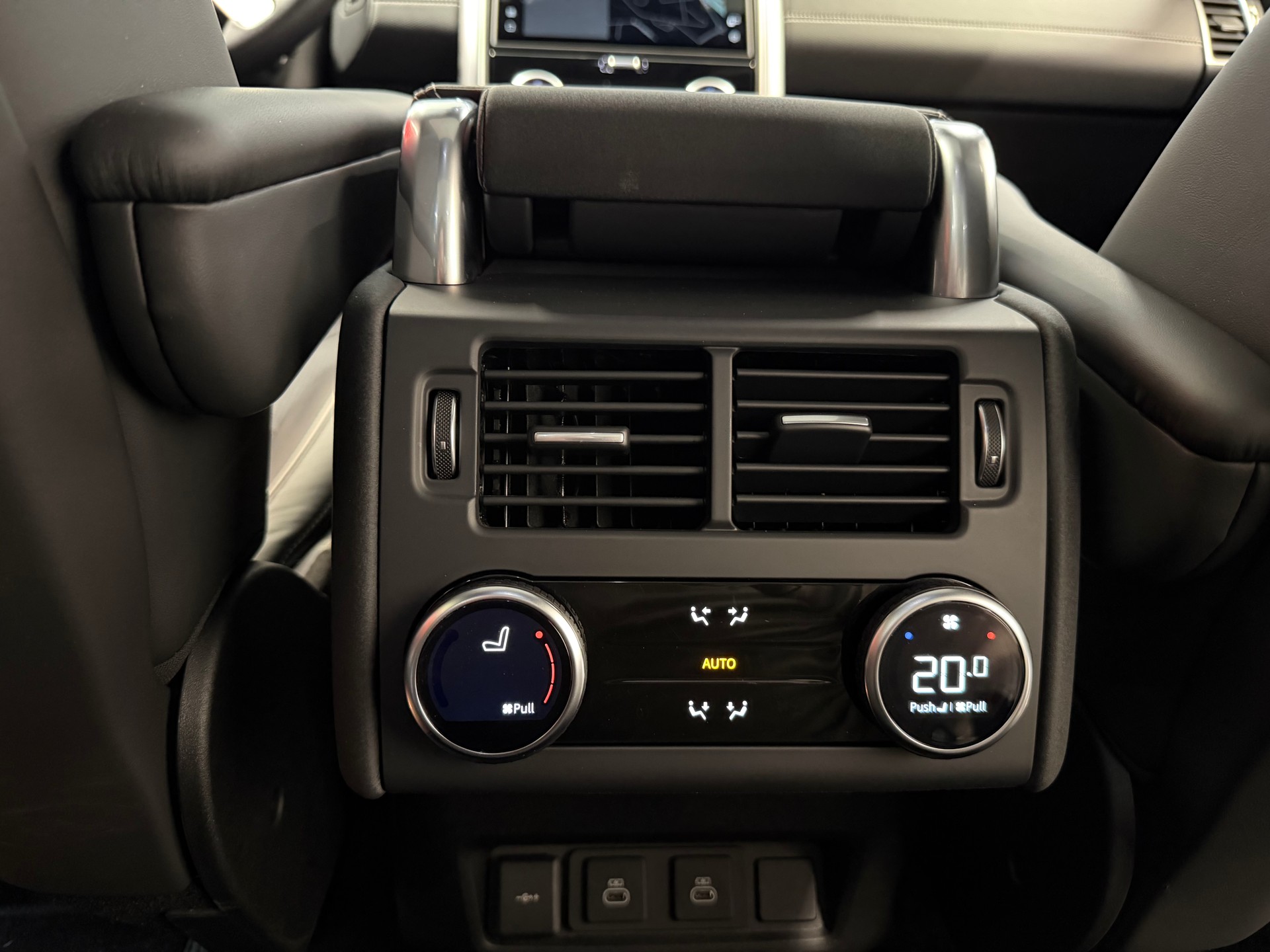 LAND ROVER Discovery 3.0D I6 300 R-Dynamic HSE AWD Automatic-image-31