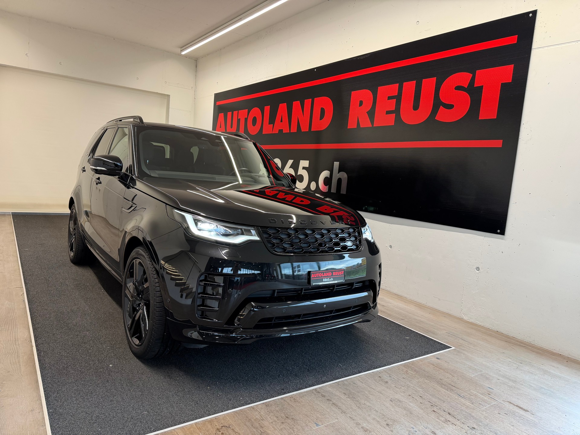 LAND ROVER Discovery 3.0D I6 300 R-Dynamic HSE AWD Automatic-image-0
