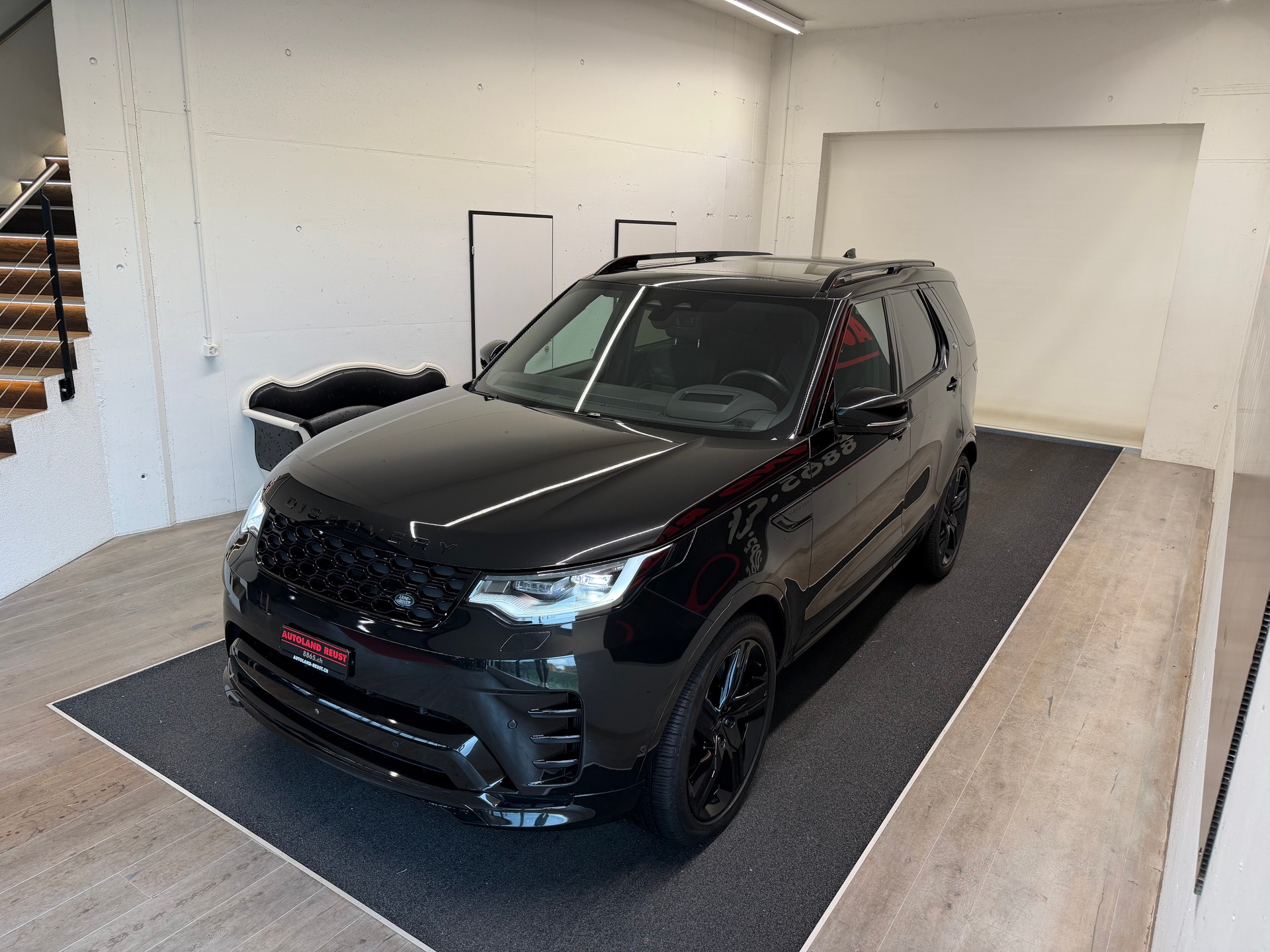 LAND ROVER Discovery 3.0D I6 300 R-Dynamic HSE AWD Automatic-image-3