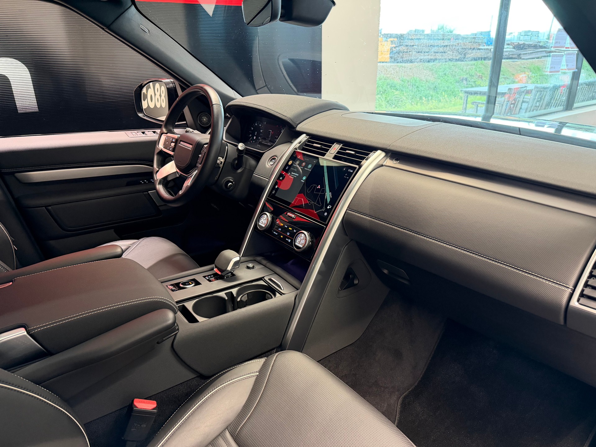 LAND ROVER Discovery 3.0D I6 300 R-Dynamic HSE AWD Automatic-image-28
