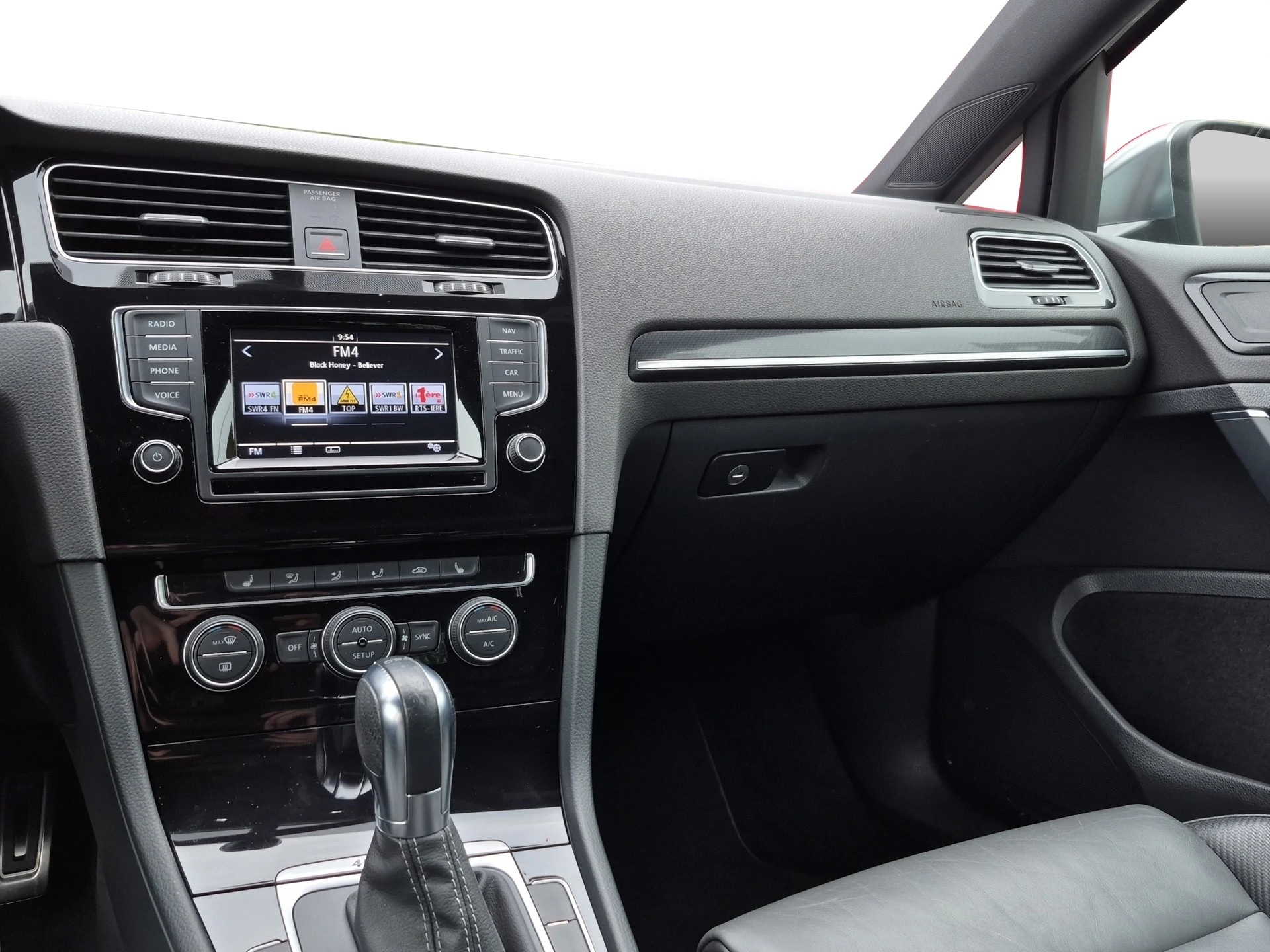 VW Golf 2.0 TSI R 4Motion DSG-image-10
