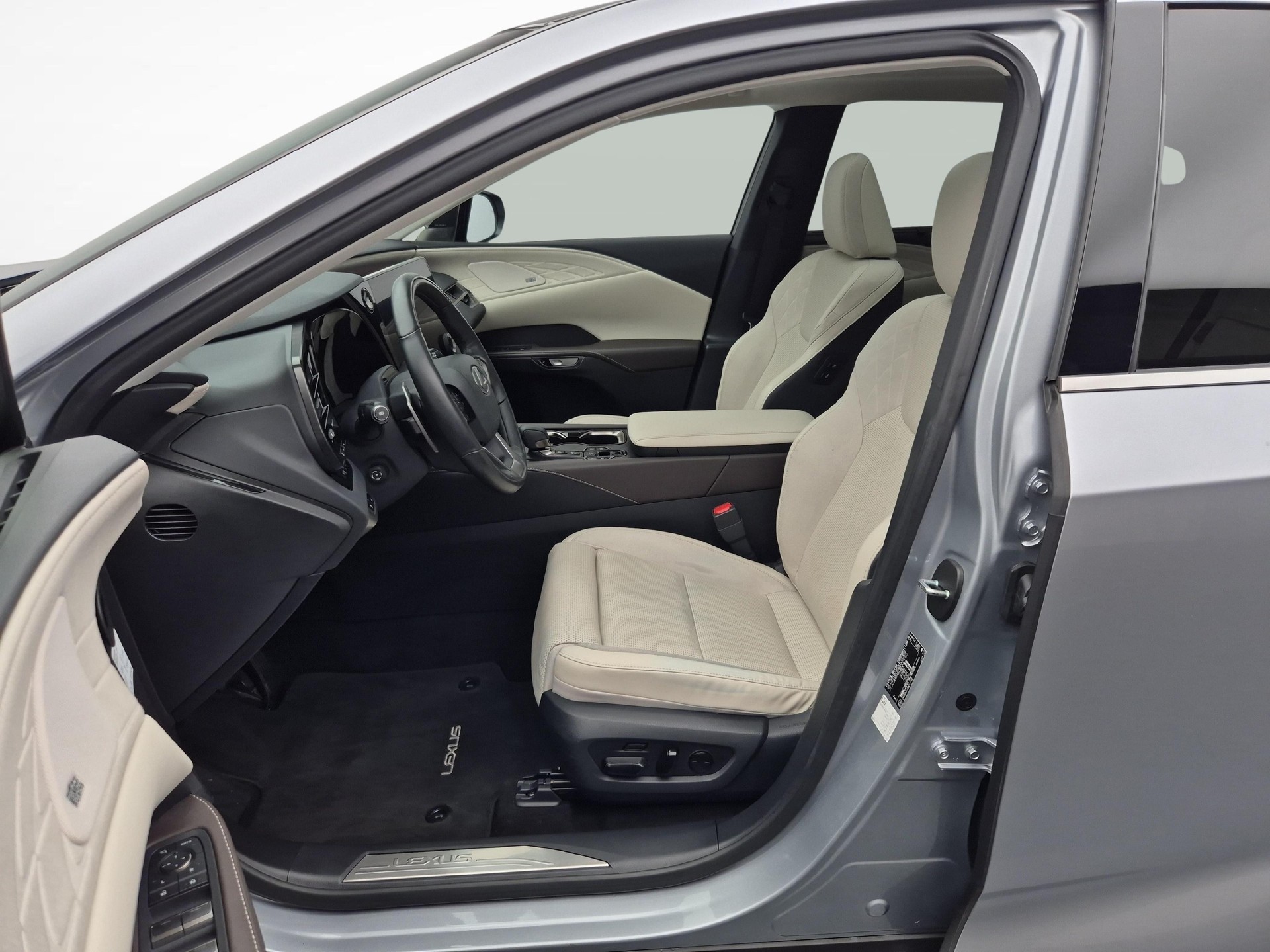 LEXUS RX 450h + Excellence-showroom-element-3