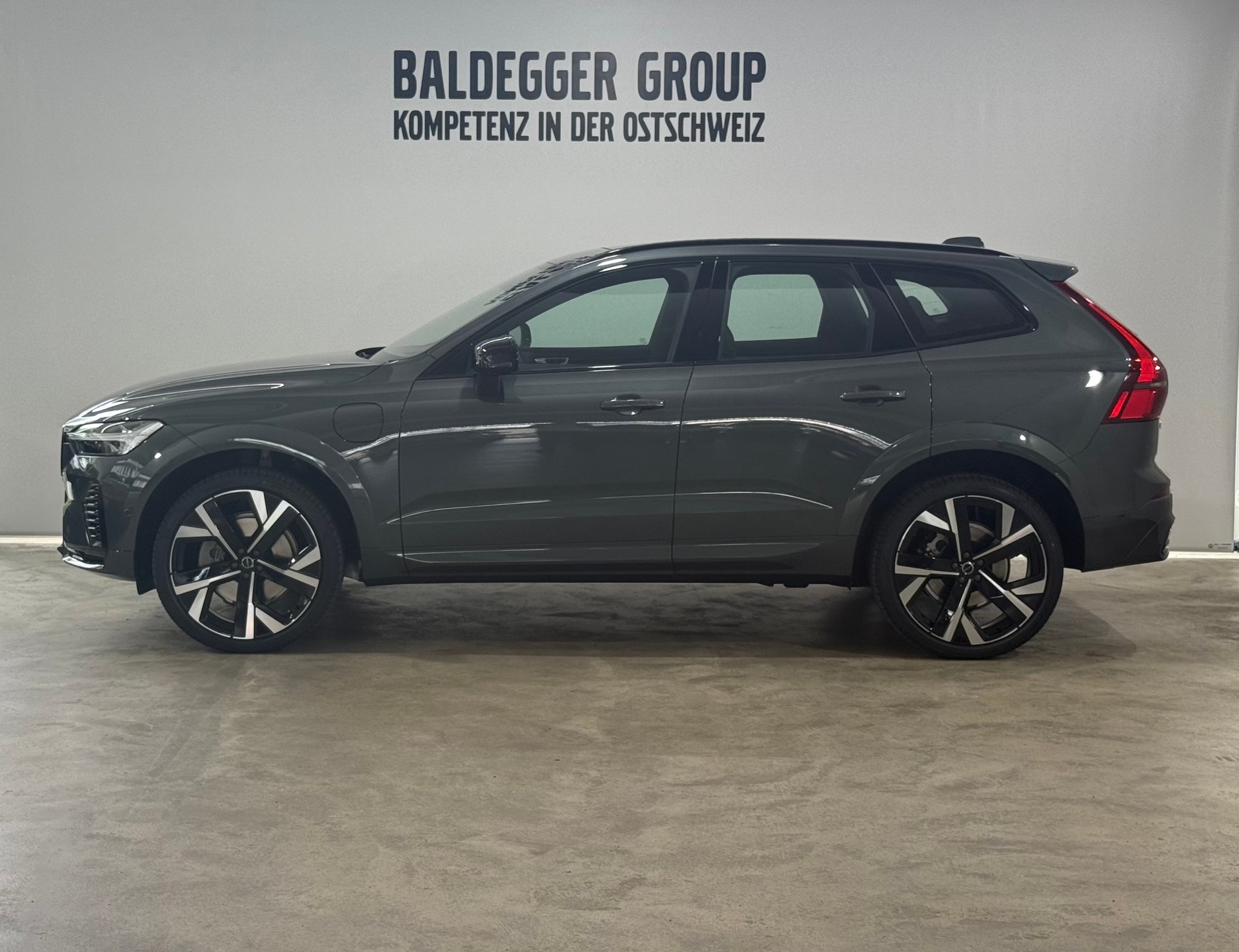 VOLVO XC60 2.0 T6 TE Ultra Dark eAWD-showroom-element-1