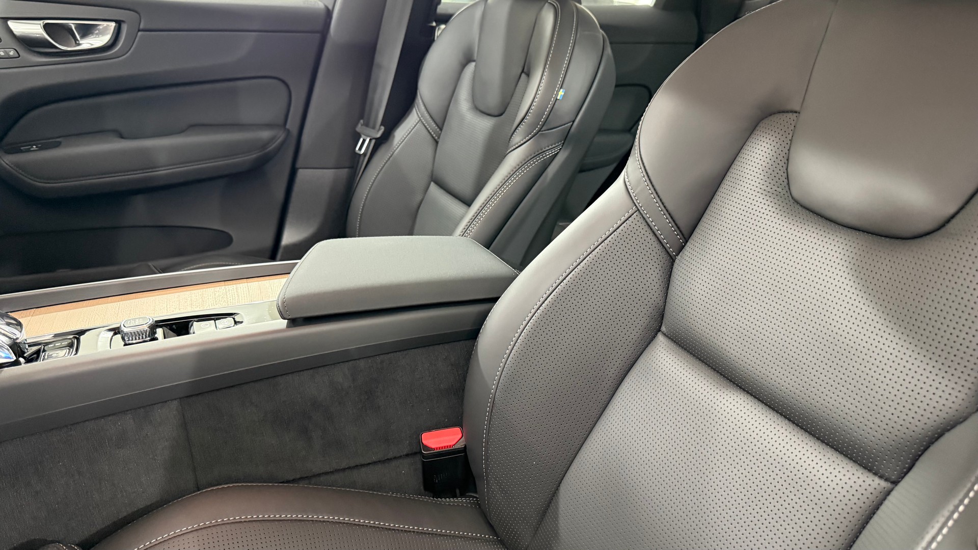 VOLVO XC60 2.0 T6 TE Ultra Dark eAWD-image-5