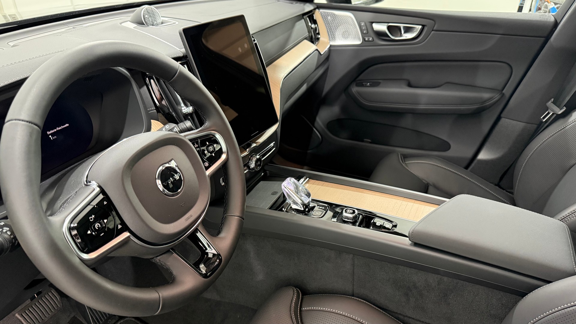 VOLVO XC60 2.0 T6 TE Ultra Dark eAWD-showroom-element-3