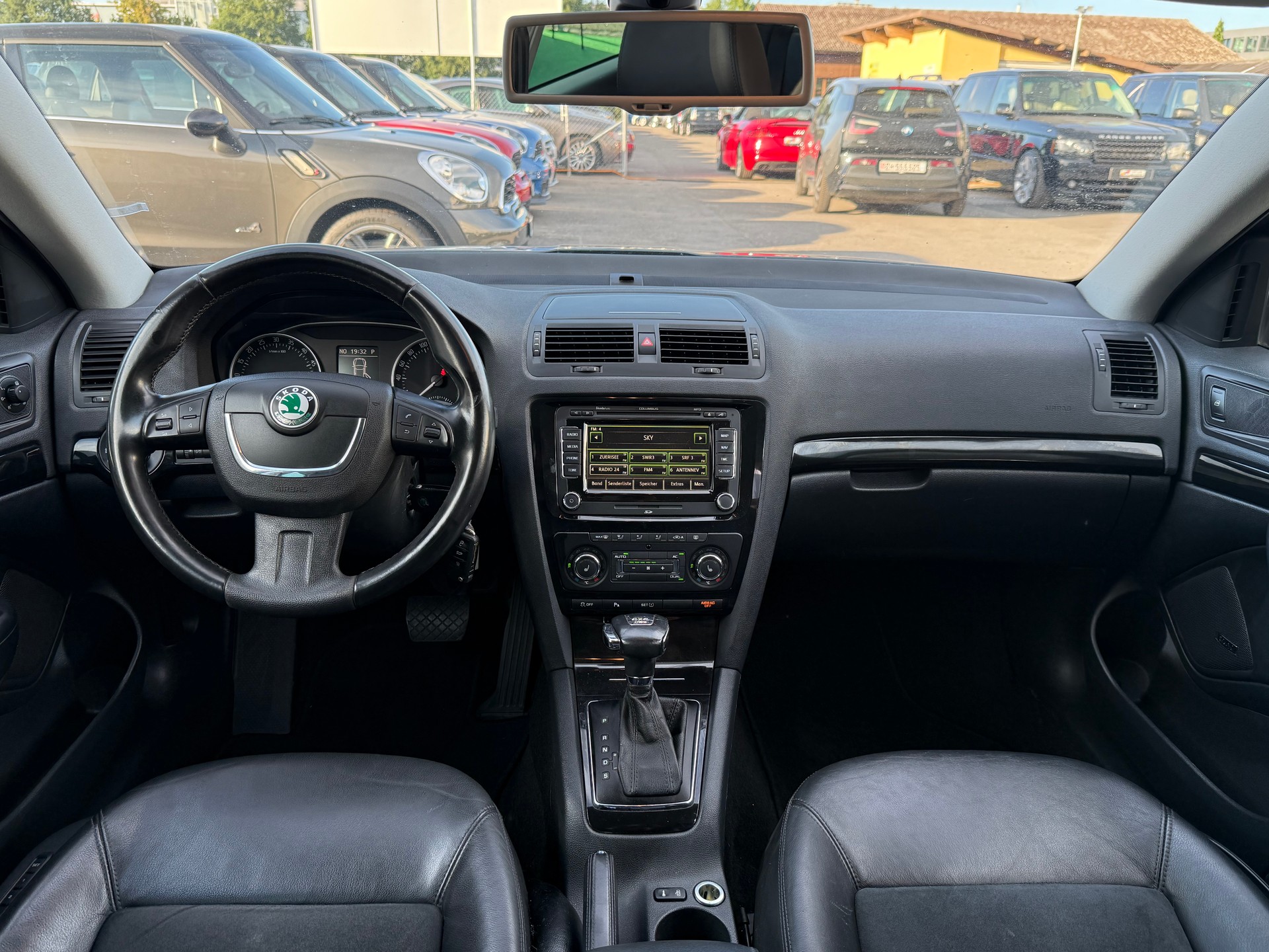 SKODA Octavia Combi 2.0 TDI Laurin & Klement 4x4 DSG / Frisch ab MFK / Zahnriemen ersetzt / AHK 1600kg / Leder/Alcantara / Navi-image-9