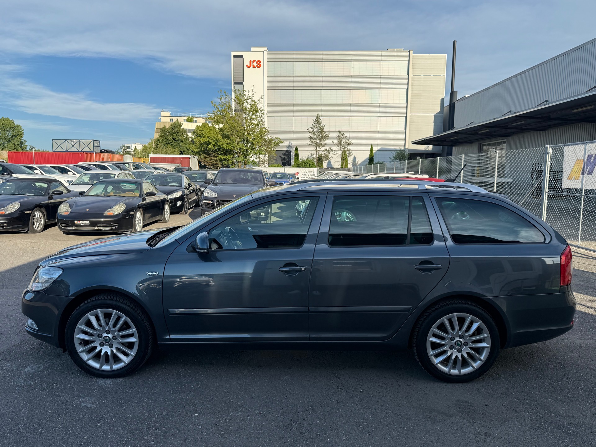 SKODA Octavia Combi 2.0 TDI Laurin & Klement 4x4 DSG / Frisch ab MFK / Zahnriemen ersetzt / AHK 1600kg / Leder/Alcantara / Navi-image-7