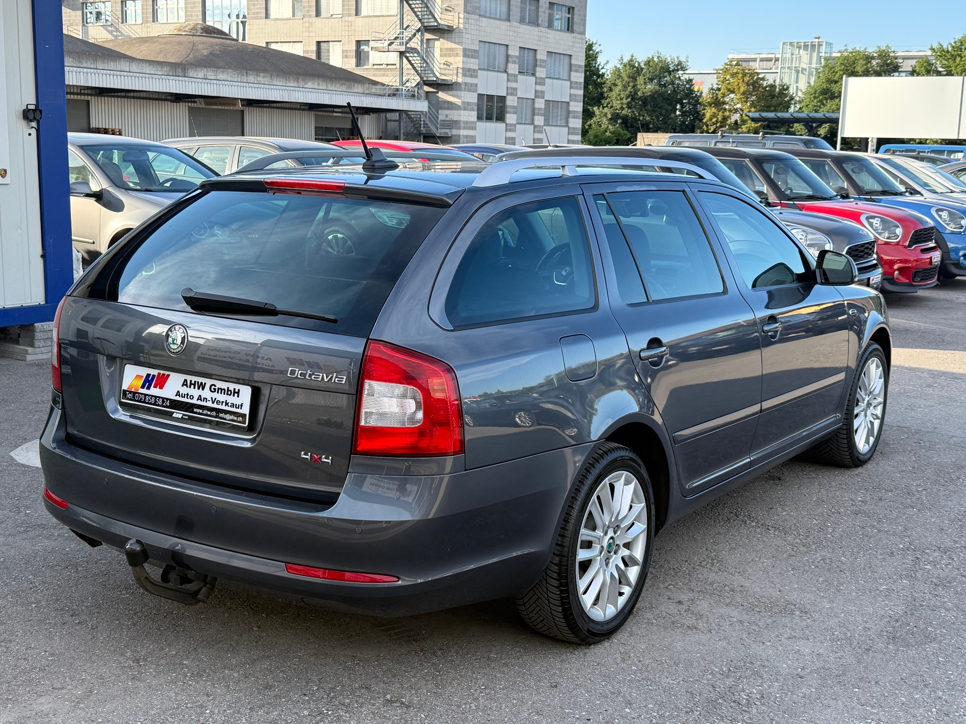 SKODA Octavia Combi 2.0 TDI Laurin & Klement 4x4 DSG / Frisch ab MFK / Zahnriemen ersetzt / AHK 1600kg / Leder/Alcantara / Navi-image-4