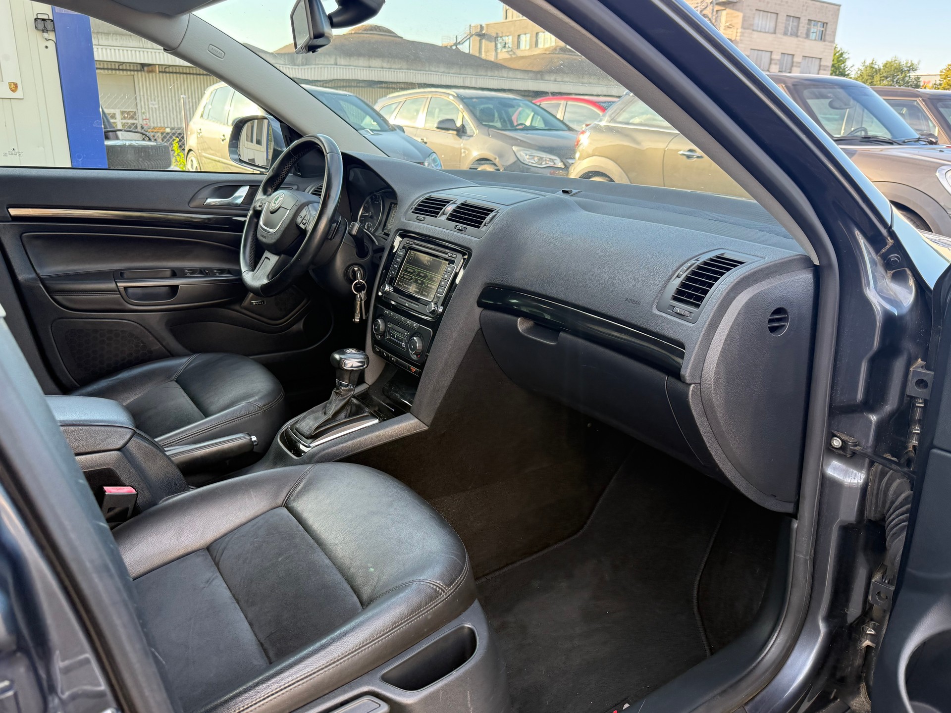 SKODA Octavia Combi 2.0 TDI Laurin & Klement 4x4 DSG / Frisch ab MFK / Zahnriemen ersetzt / AHK 1600kg / Leder/Alcantara / Navi-image-8