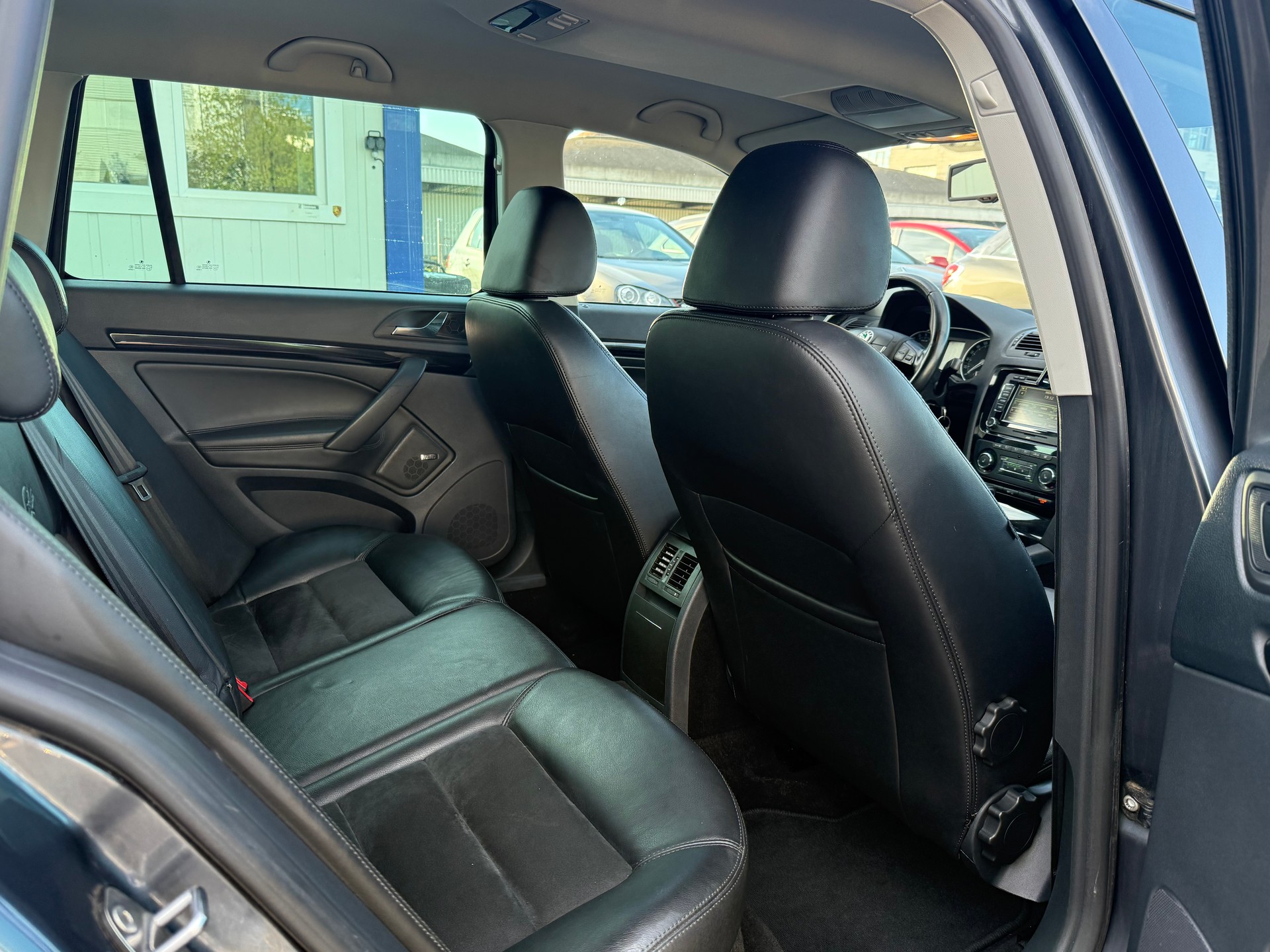 SKODA Octavia Combi 2.0 TDI Laurin & Klement 4x4 DSG / Frisch ab MFK / Zahnriemen ersetzt / AHK 1600kg / Leder/Alcantara / Navi-image-12