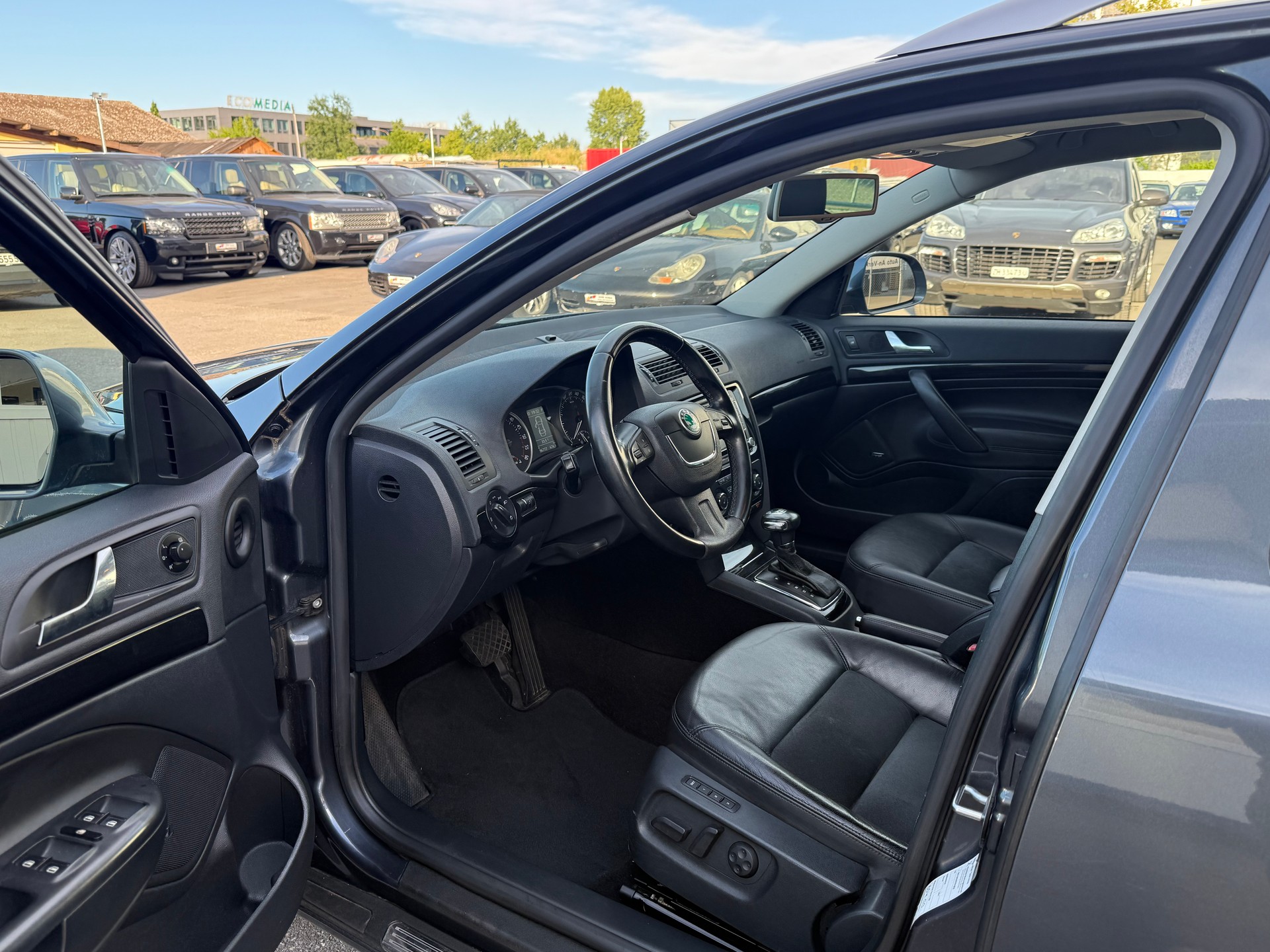 SKODA Octavia Combi 2.0 TDI Laurin & Klement 4x4 DSG / Frisch ab MFK / Zahnriemen ersetzt / AHK 1600kg / Leder/Alcantara / Navi-image-10