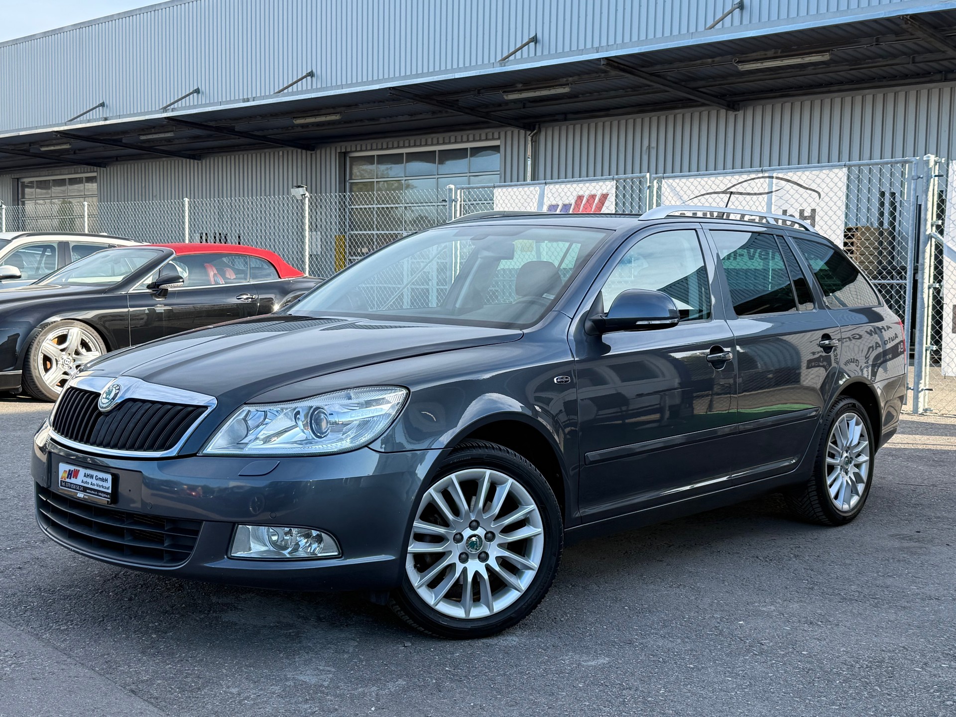 SKODA Octavia Combi 2.0 TDI Laurin & Klement 4x4 DSG / Frisch ab MFK / Zahnriemen ersetzt / AHK 1600kg / Leder/Alcantara / Navi
