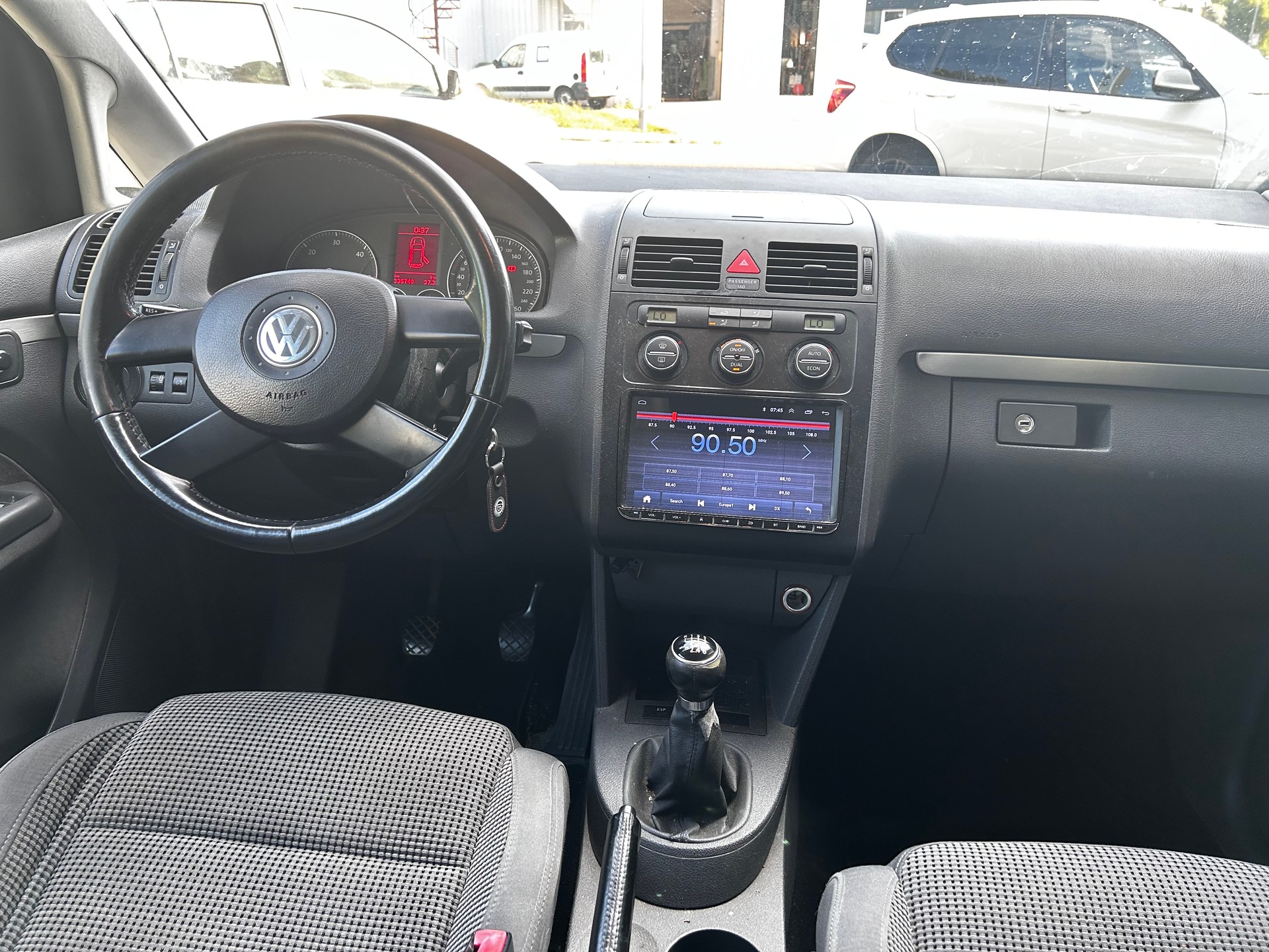 VW Touran 2.0 TDI Trendline-image-11