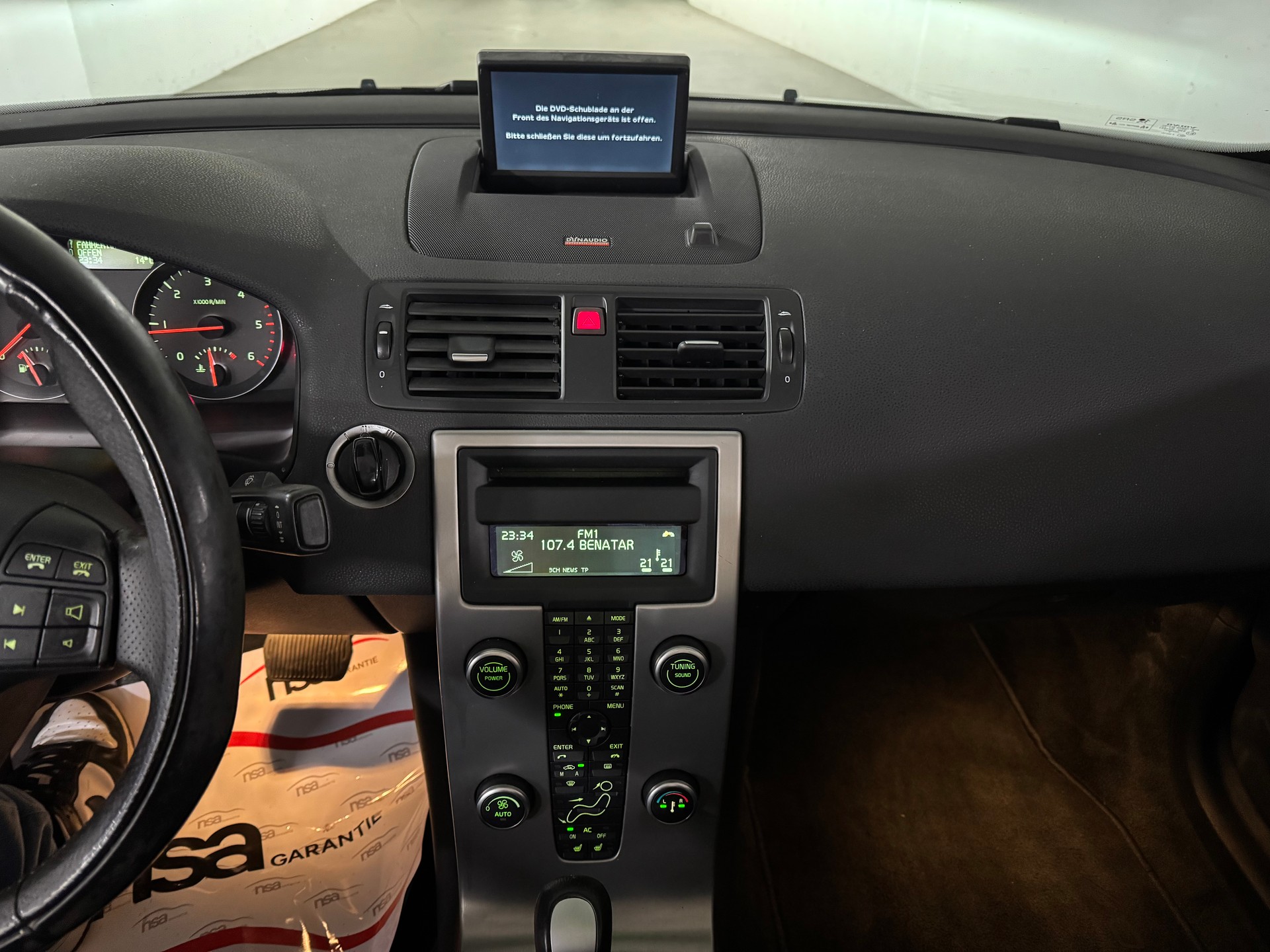 VOLVO C70 2.0D Summum Powershift 1-Hand-image-13