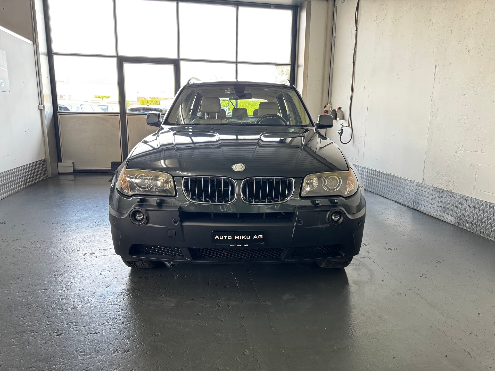 BMW X3 3.0i-showroom-element-3