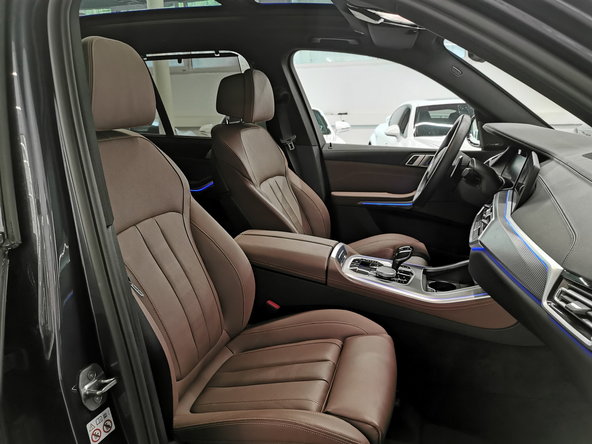 BMW X5 xDrive M50i Steptronic LASER LICHT 360 ADAP. FAHRWERK EL. ANHÄNGERKUPPLUNG CH-AUTO SKY-LOUNGE HARMAN KARDON ETC.-image-12