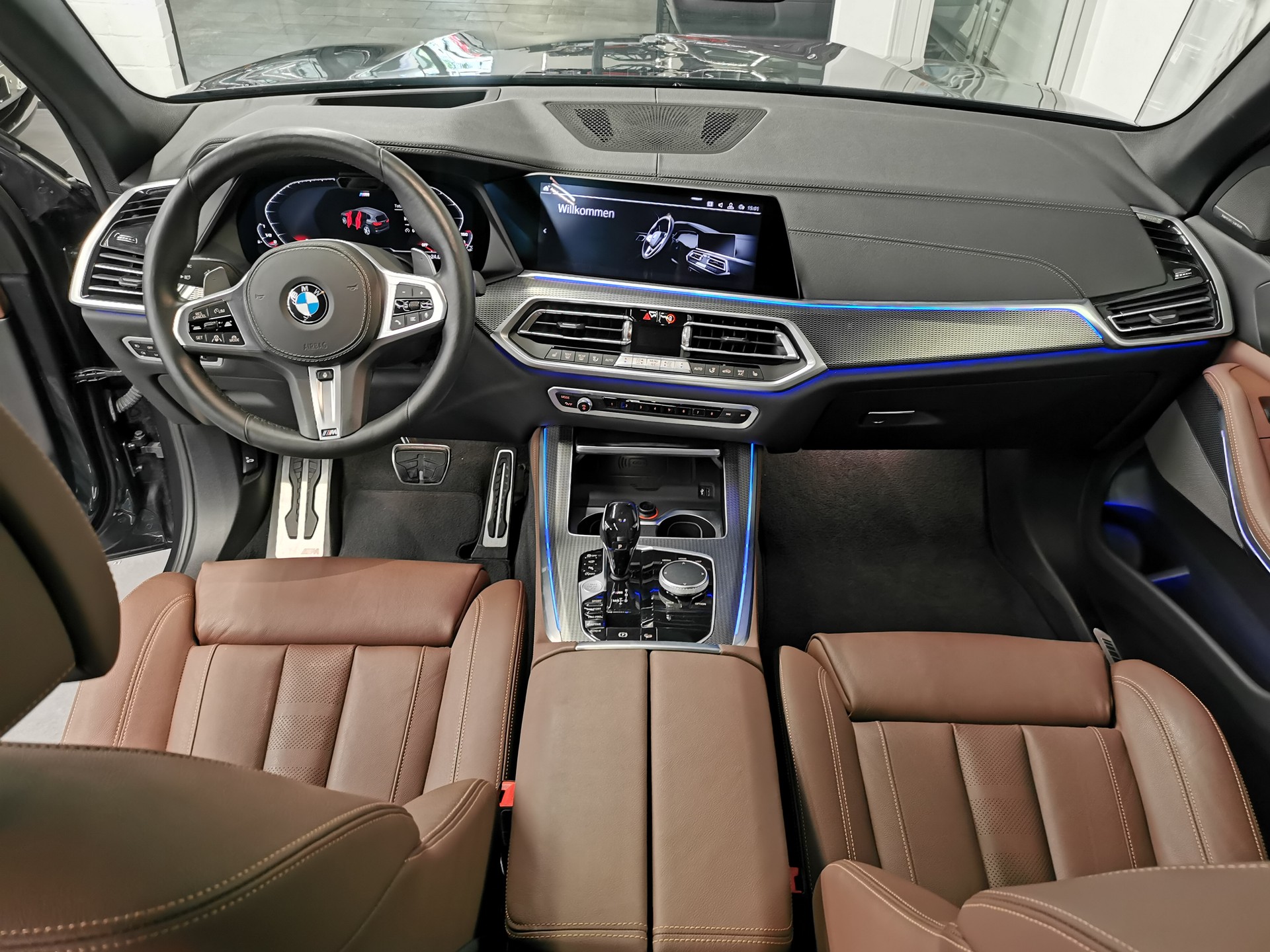 BMW X5 xDrive M50i Steptronic LASER LICHT 360 ADAP. FAHRWERK EL. ANHÄNGERKUPPLUNG CH-AUTO SKY-LOUNGE HARMAN KARDON ETC.-image-8
