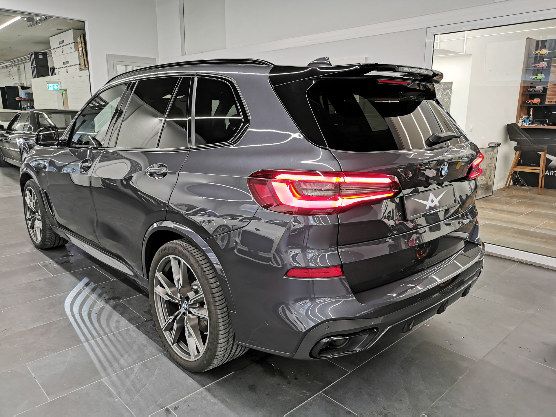 BMW X5 xDrive M50i Steptronic LASER LICHT 360 ADAP. FAHRWERK EL. ANHÄNGERKUPPLUNG CH-AUTO SKY-LOUNGE HARMAN KARDON ETC.-image-4