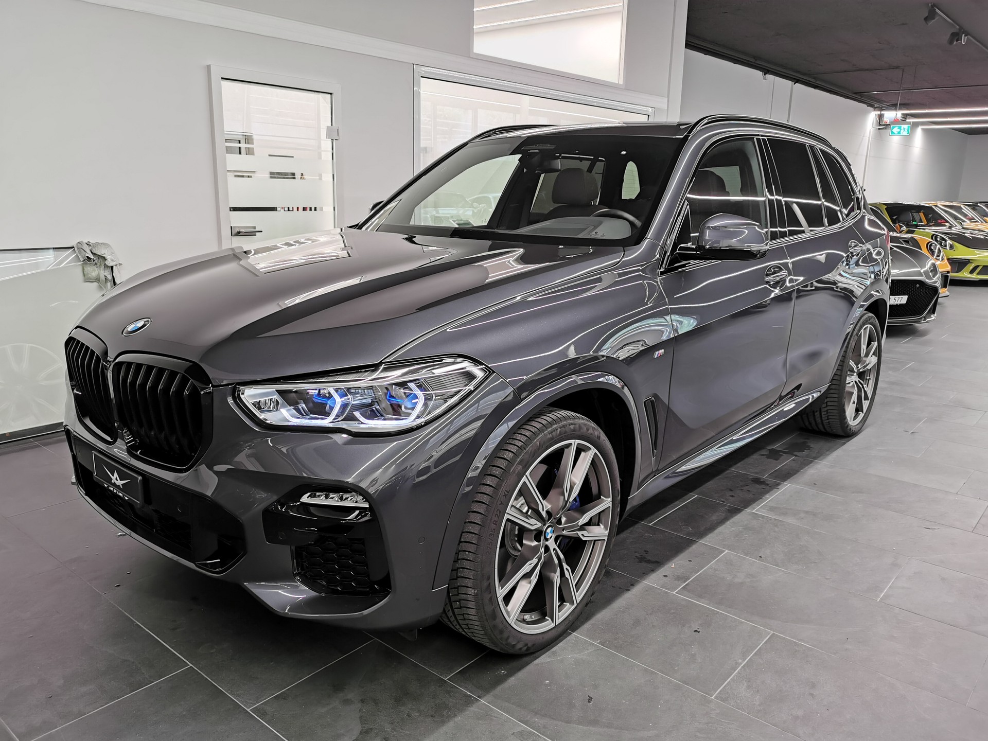 BMW X5 xDrive M50i Steptronic LASER LICHT 360 ADAP. FAHRWERK EL. ANHÄNGERKUPPLUNG CH-AUTO SKY-LOUNGE HARMAN KARDON ETC.-image-2