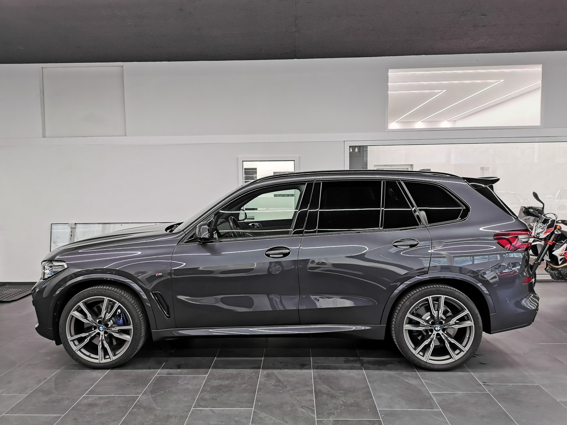 BMW X5 xDrive M50i Steptronic LASER LICHT 360 ADAP. FAHRWERK EL. ANHÄNGERKUPPLUNG CH-AUTO SKY-LOUNGE HARMAN KARDON ETC.-image-3