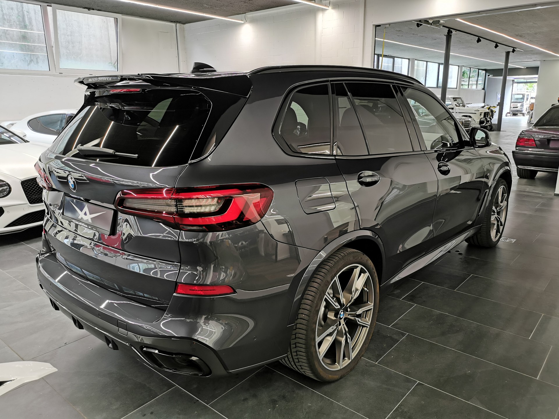 BMW X5 xDrive M50i Steptronic LASER LICHT 360 ADAP. FAHRWERK EL. ANHÄNGERKUPPLUNG CH-AUTO SKY-LOUNGE HARMAN KARDON ETC.-image-5