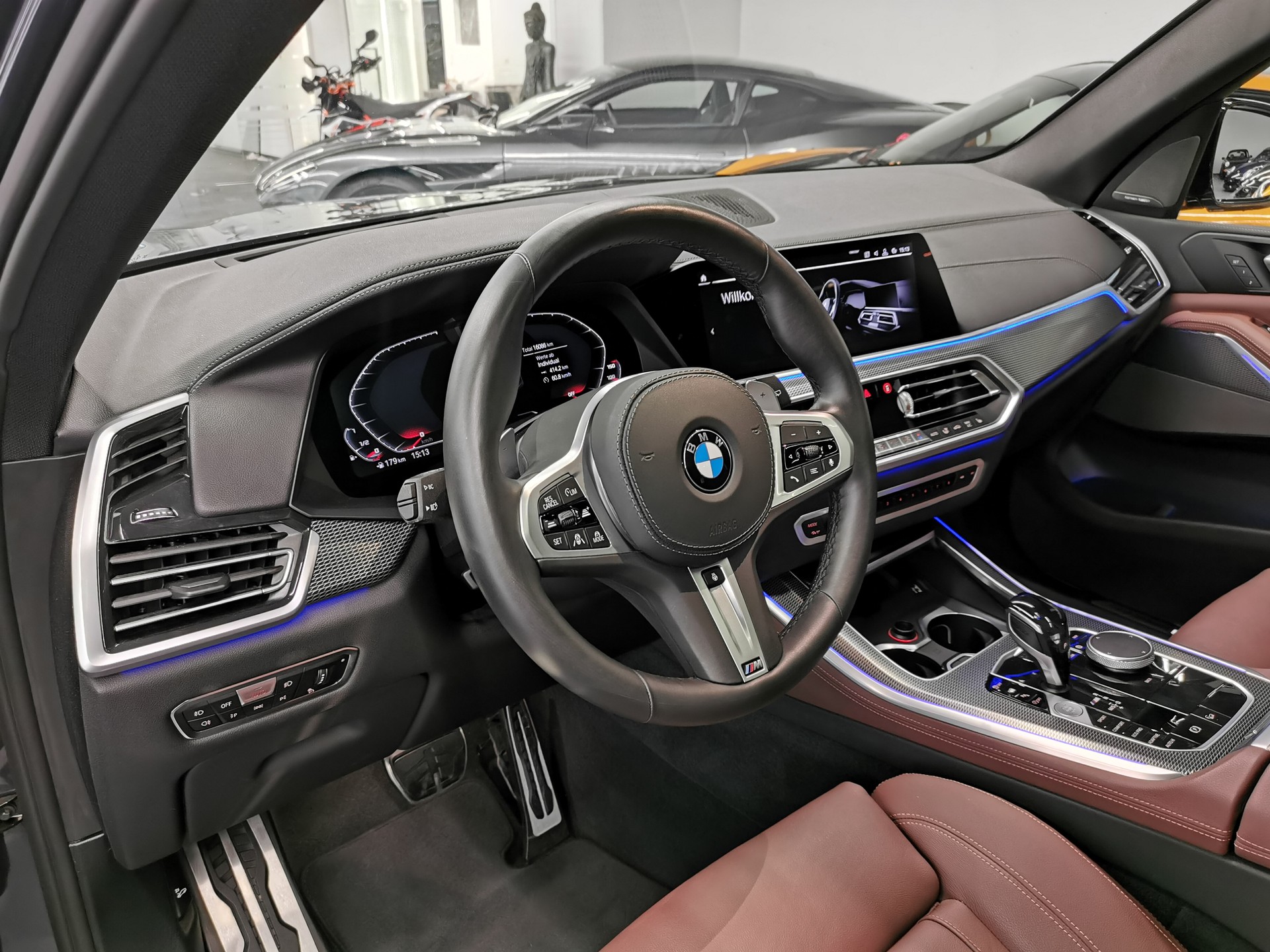 BMW X5 xDrive M50i Steptronic LASER LICHT 360 ADAP. FAHRWERK EL. ANHÄNGERKUPPLUNG CH-AUTO SKY-LOUNGE HARMAN KARDON ETC.-image-7