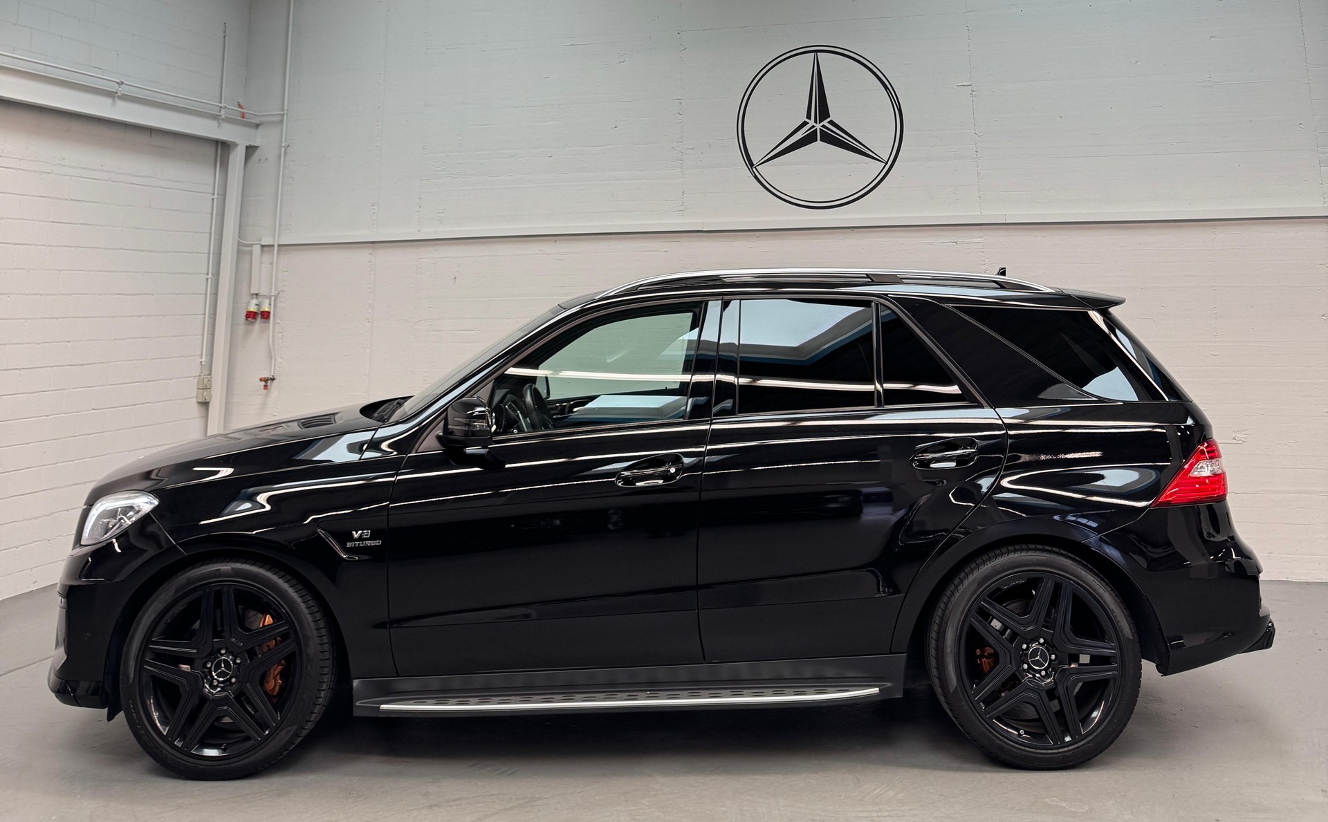 MERCEDES-BENZ ML 63 AMG Executive 4Matic Speedshift All Black Performance-showroom-element-3