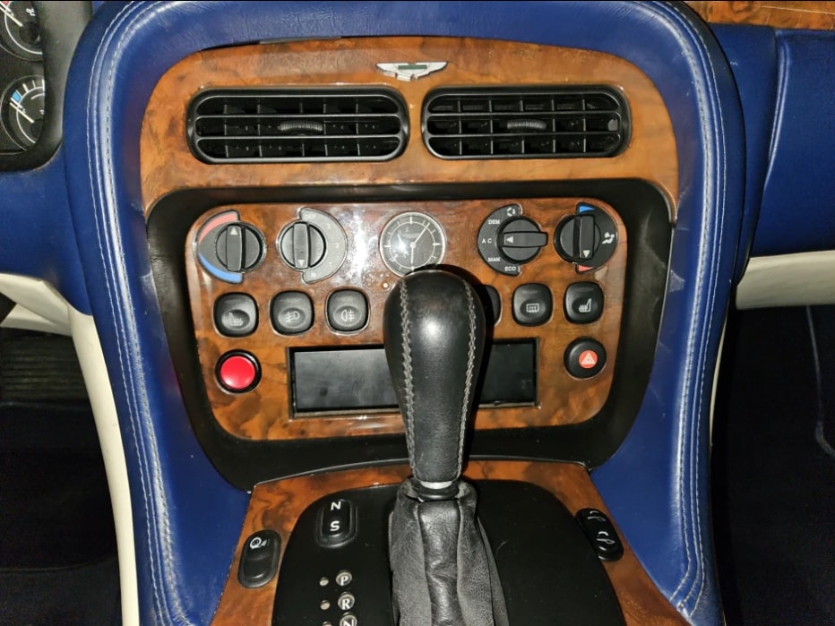 ASTON MARTIN DB7 Vantage Volante-image-10
