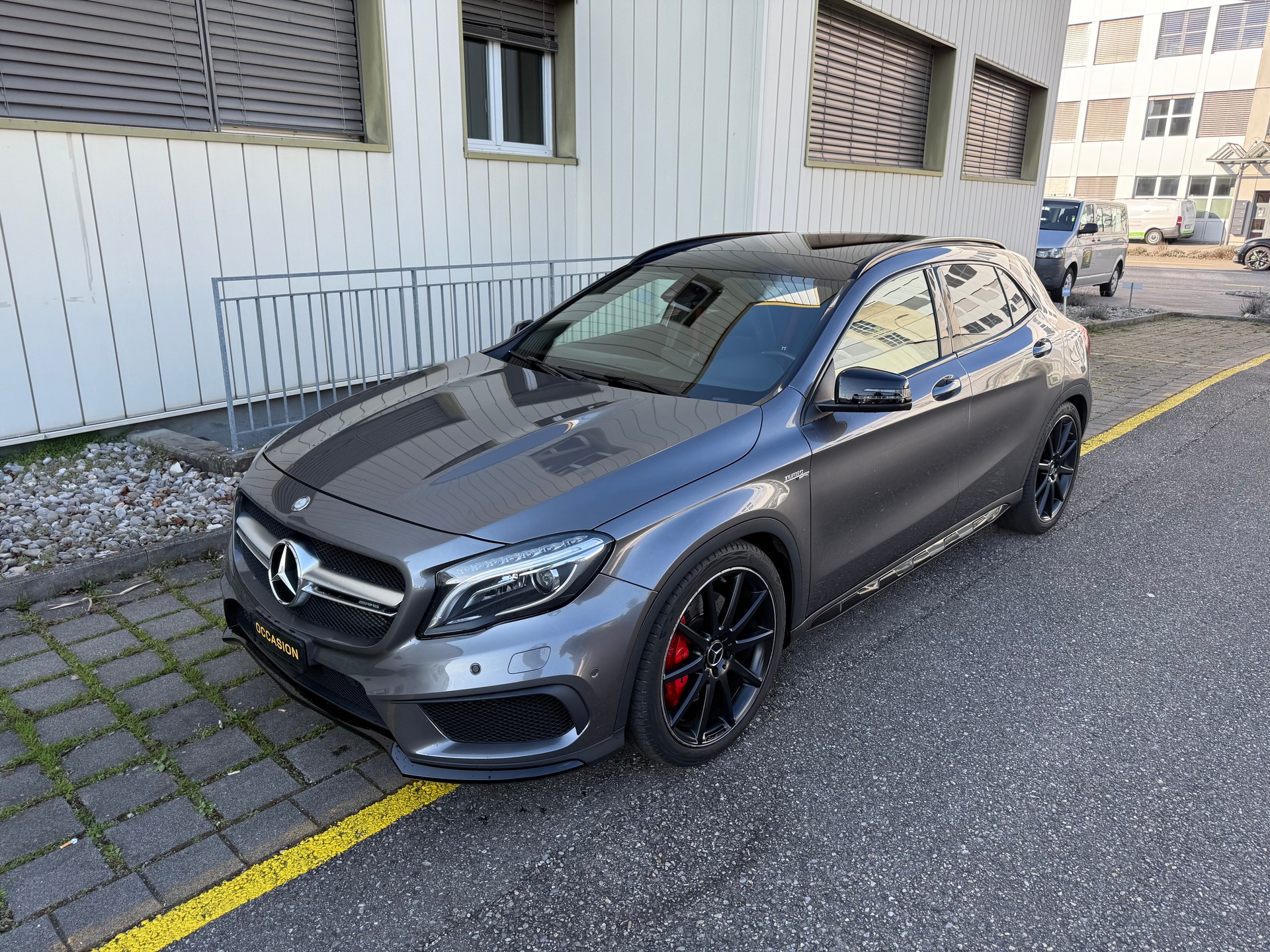 MERCEDES-BENZ GLA 45 AMG 4Matic 7G-DCT-image-2