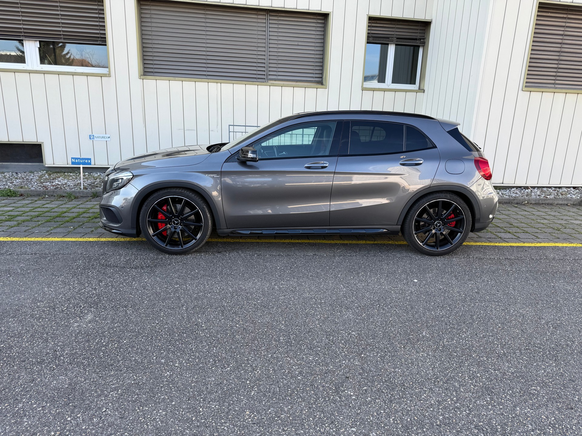 MERCEDES-BENZ GLA 45 AMG 4Matic 7G-DCT-image-3