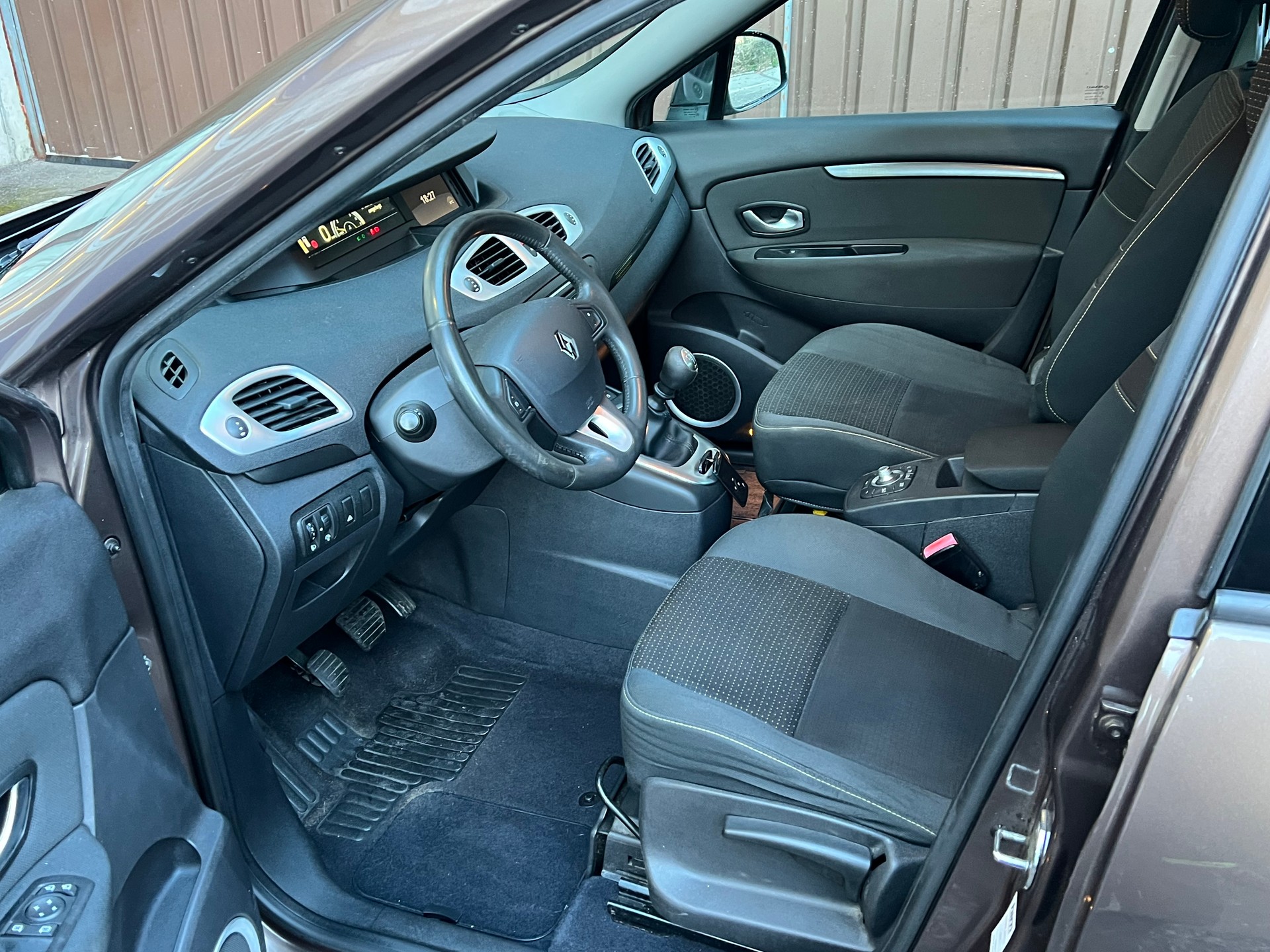 RENAULT Scénic 1.4 16V Turbo Privilège-image-6