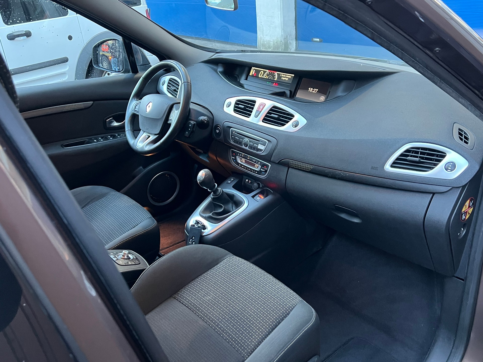RENAULT Scénic 1.4 16V Turbo Privilège-image-7