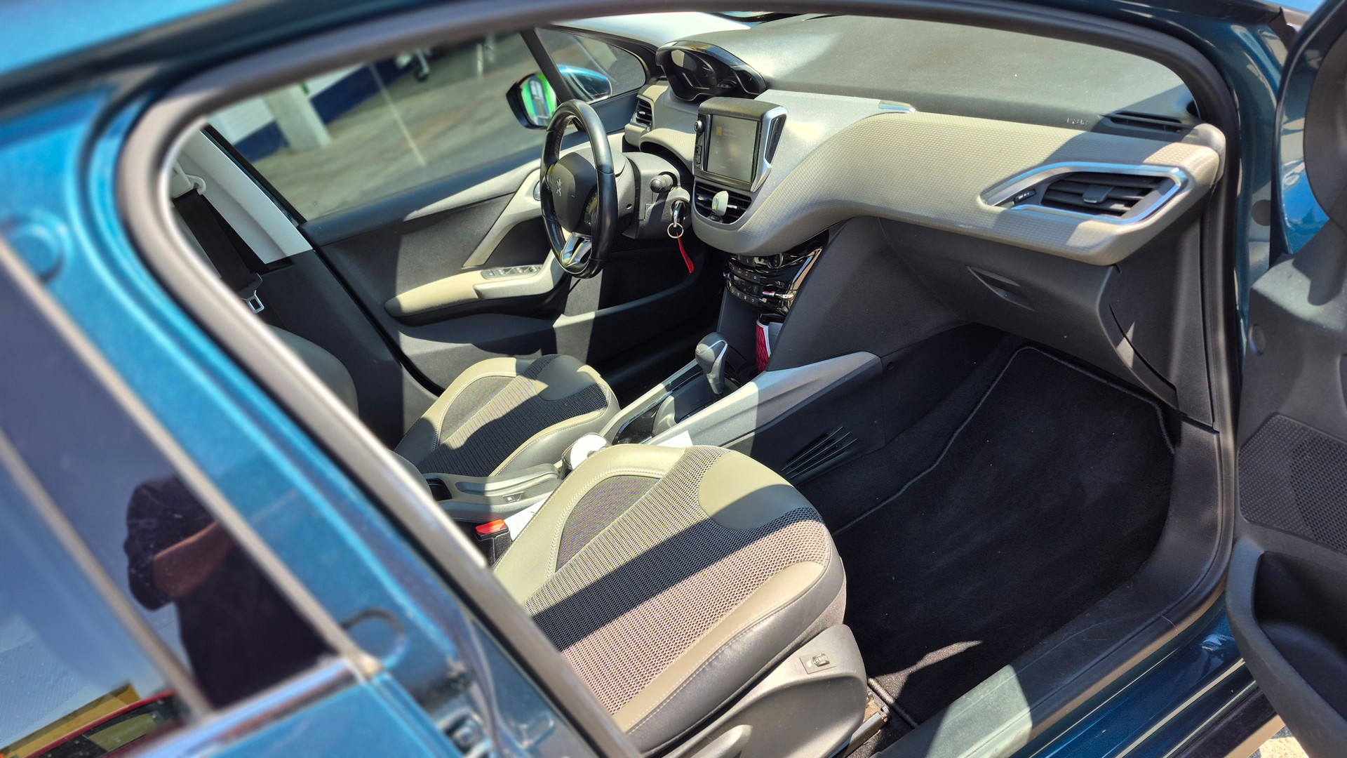 PEUGEOT 2008 1.2 PureTech Allure EAT6-image-2