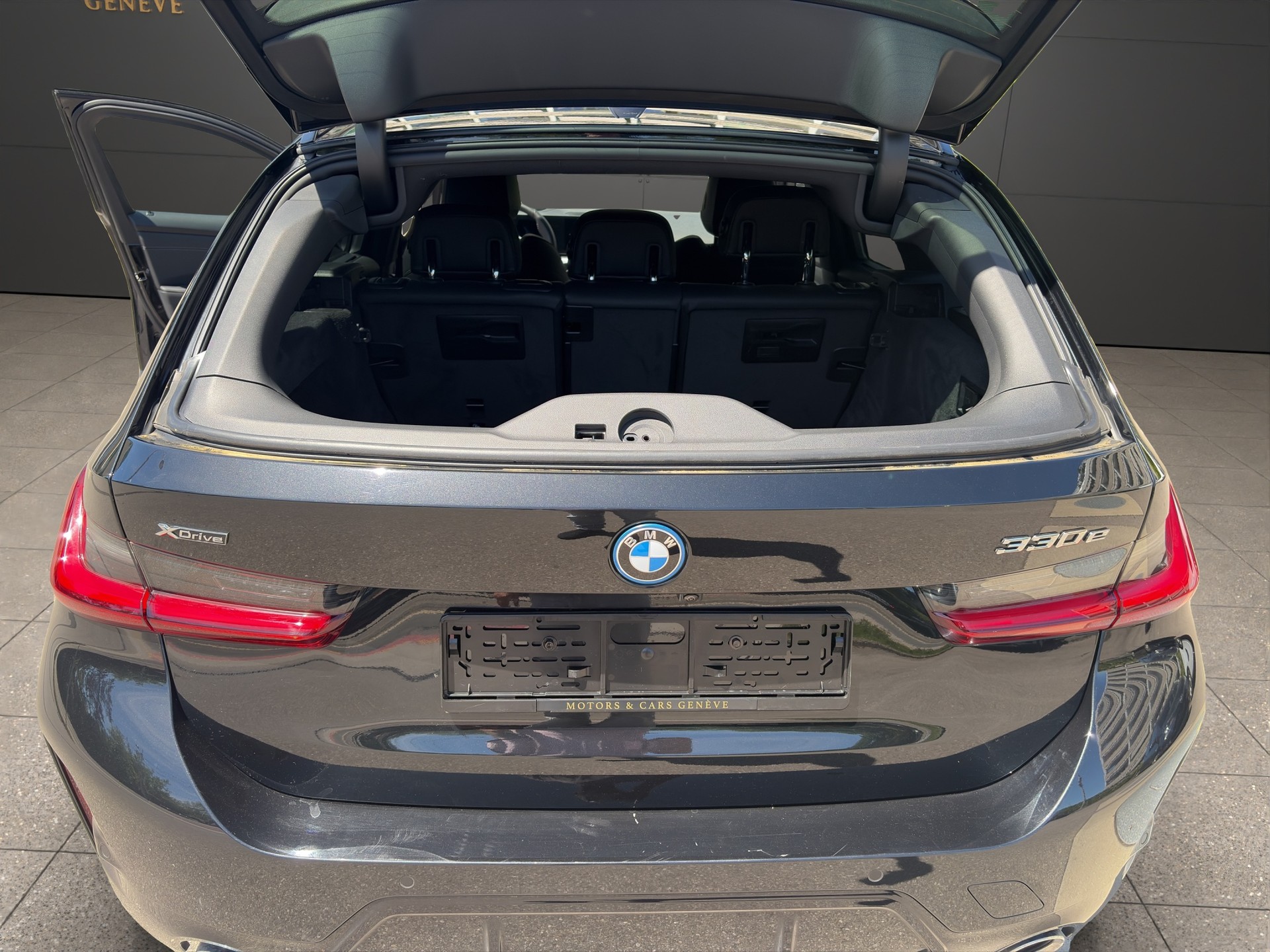 BMW 330e x DriveTouring Steptronic M Sport-image-13