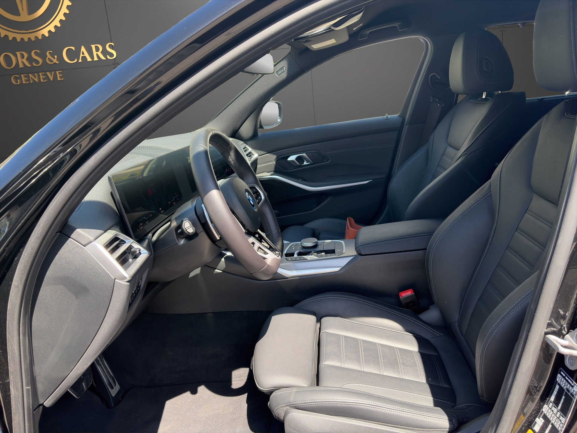BMW 330e x DriveTouring Steptronic M Sport-image-9