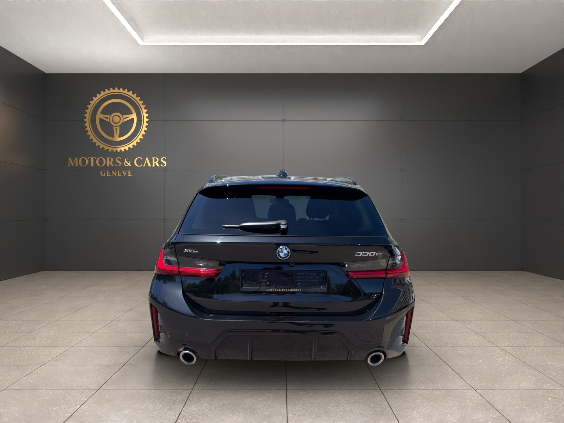 BMW 330e x DriveTouring Steptronic M Sport-showroom-element-3