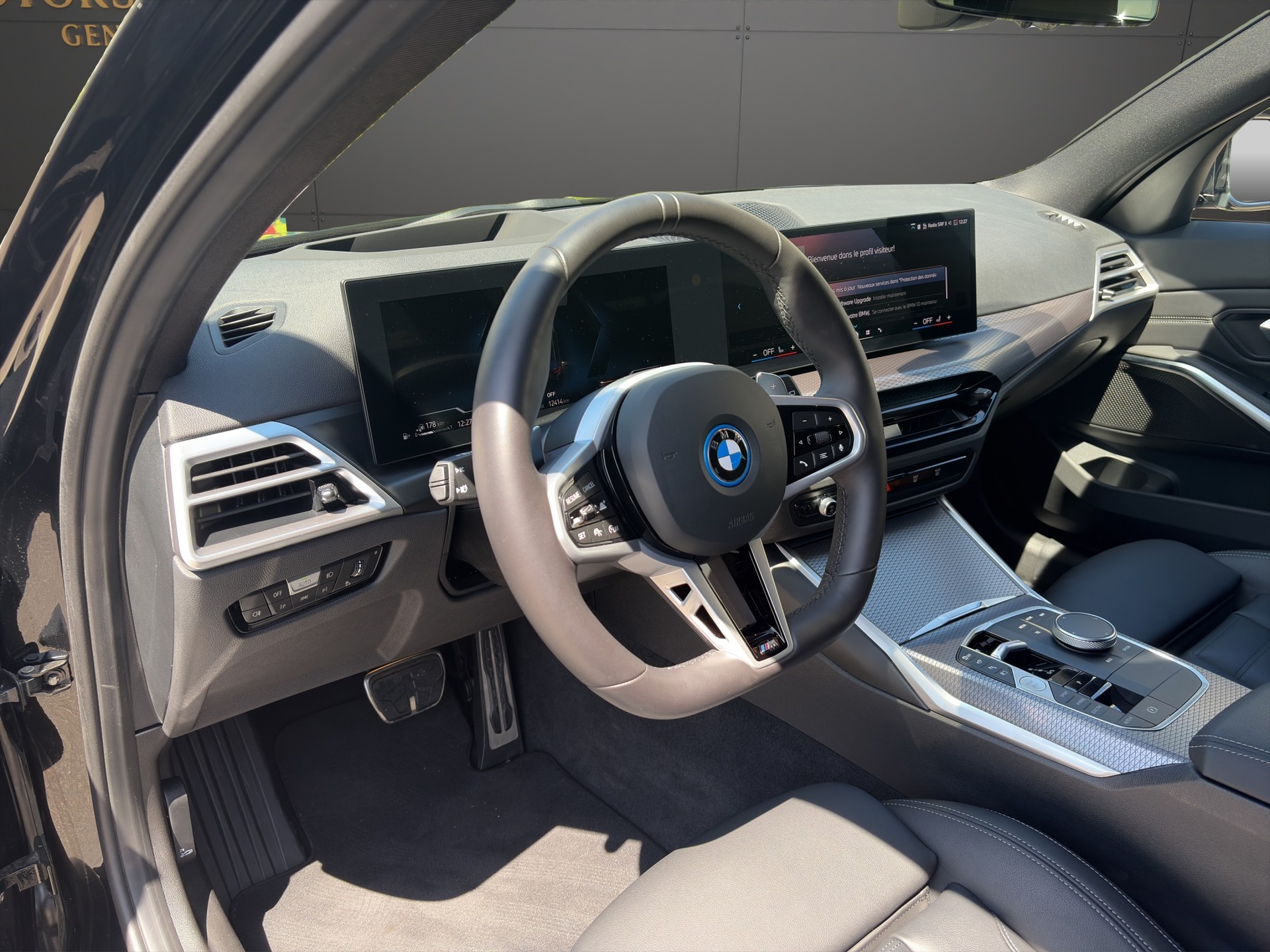 BMW 330e x DriveTouring Steptronic M Sport-image-11