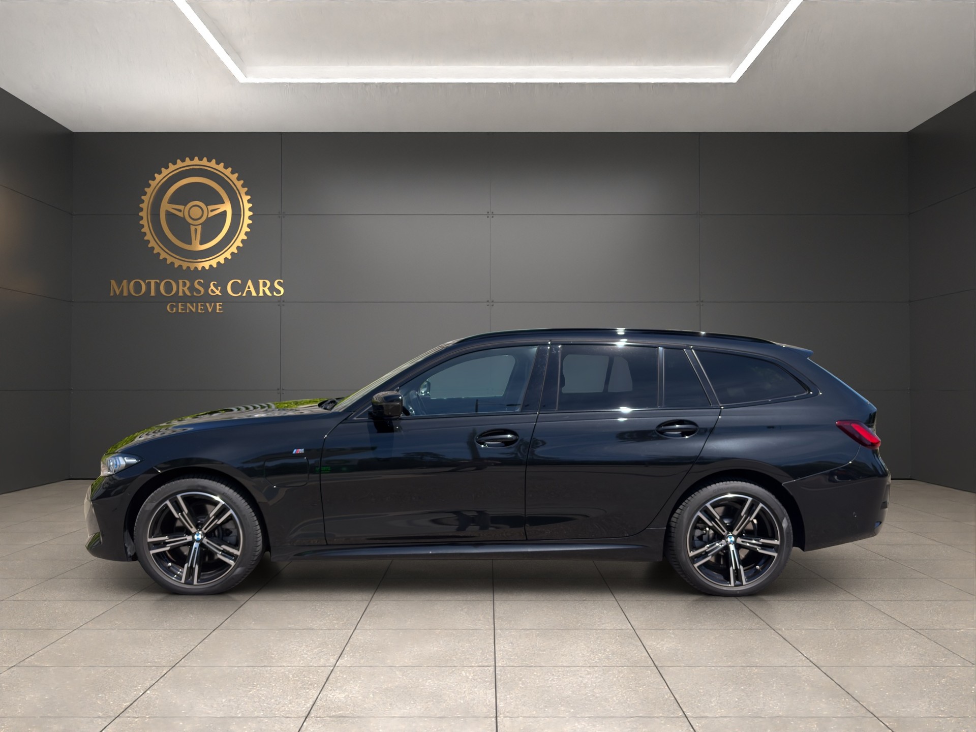 BMW 330e x DriveTouring Steptronic M Sport-showroom-element-1