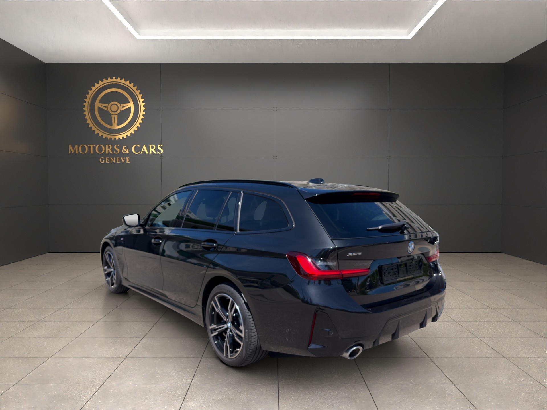 BMW 330e x DriveTouring Steptronic M Sport-showroom-element-2
