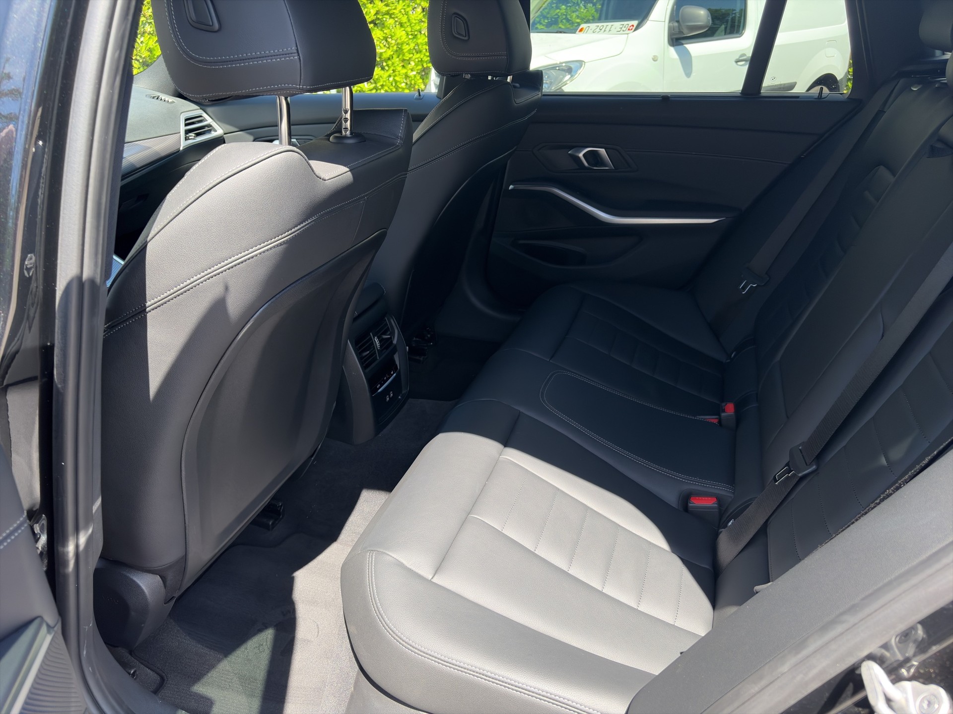 BMW 330e x DriveTouring Steptronic M Sport-image-12