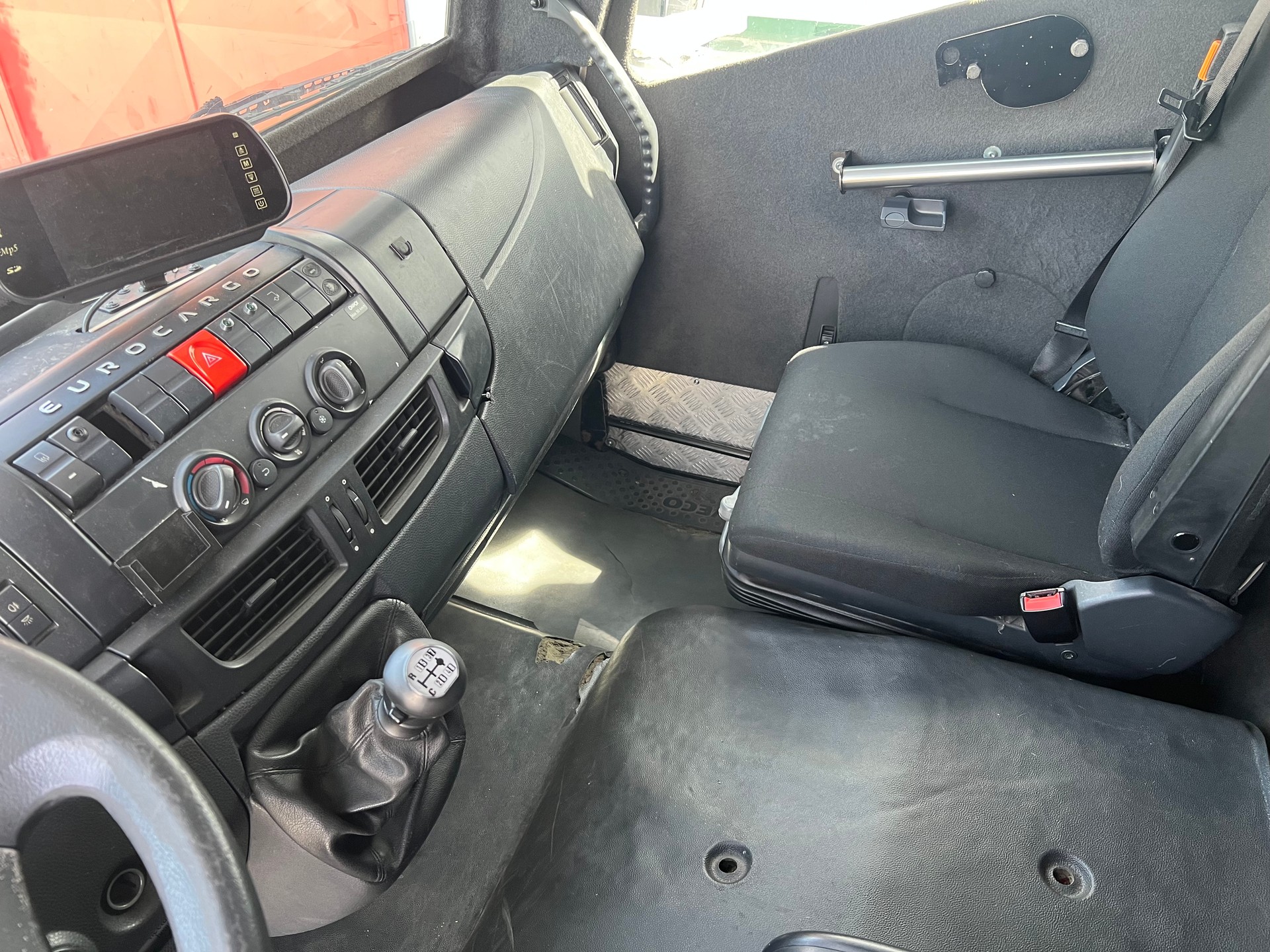 IVECO Eurocargo 120E22 * EURO 5*Véhicule blindée transport de font*Ridelle élévatrice 2'200Kg*-image-12