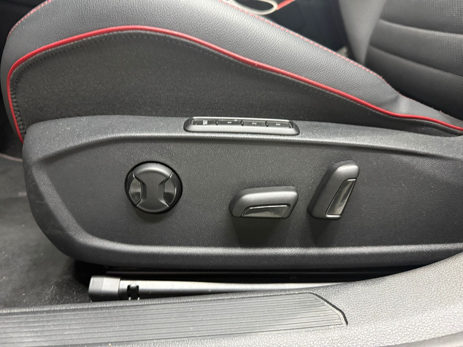 VW Golf 2.0 TSI GTI DSG-image-13