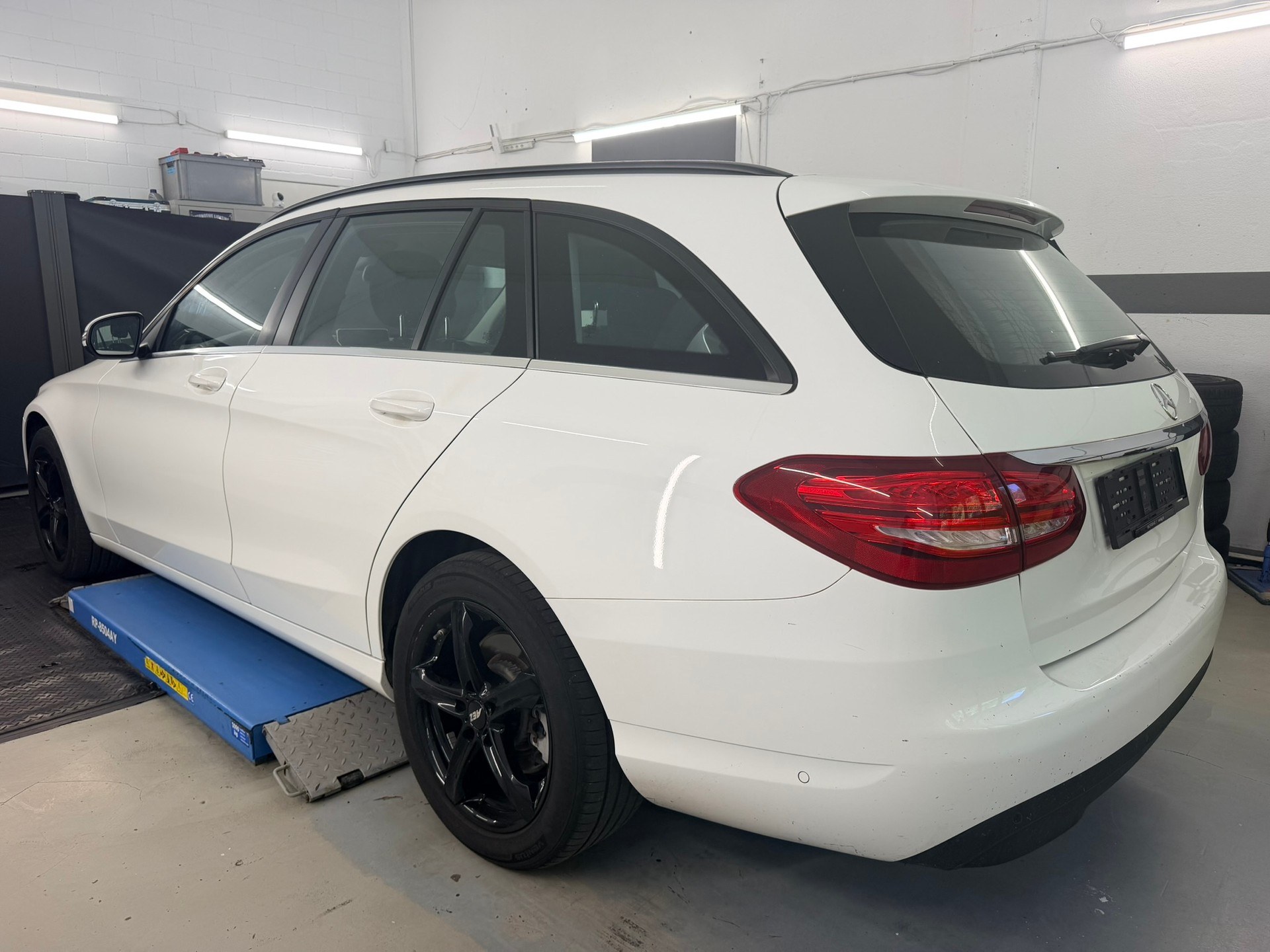 MERCEDES-BENZ C 220 d Swiss Star 4Matic 9G-Tronic-image-5
