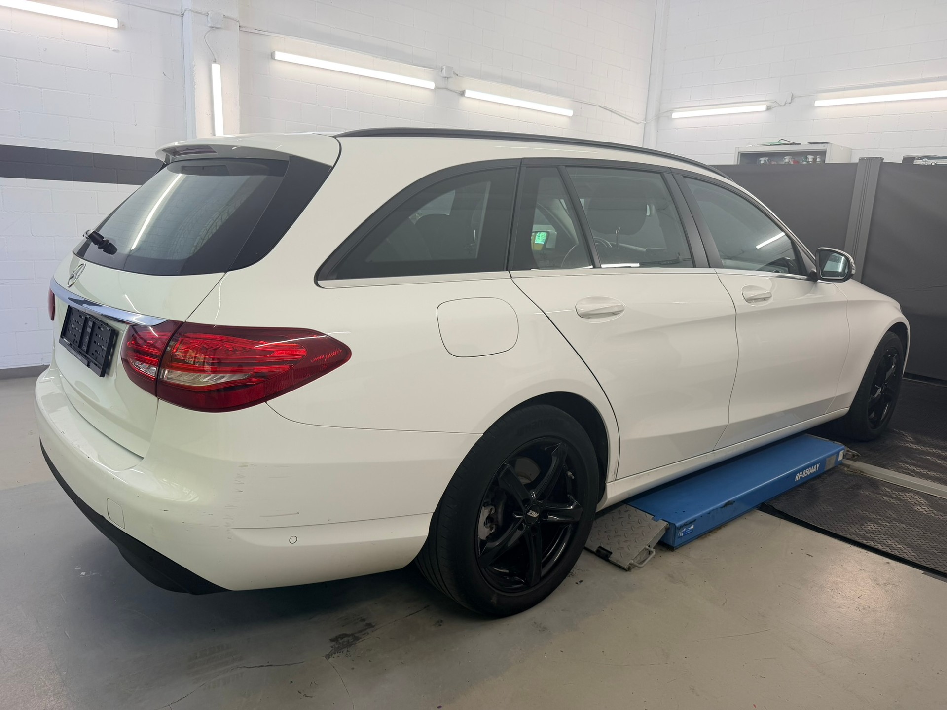 MERCEDES-BENZ C 220 d Swiss Star 4Matic 9G-Tronic-showroom-element-3